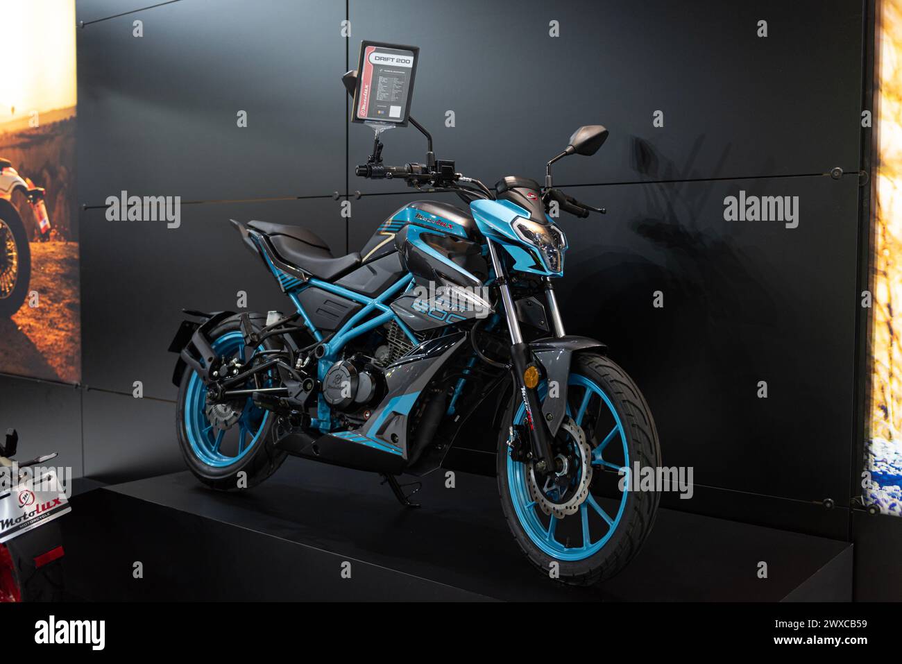ISTANBUL, TURQUIE - 23 MARS 2024 : MOTOLUX moto exposée au Motobike Istanbul 2024 à Istanbul Expo Center (IFM). Banque D'Images ISTANBUL, TURQUIE - 23 MARS 2024 : MOTOLUX moto exposée au Motobike Istanbul 2024 à Istanbul Expo Center (IFM). Banque D'Images