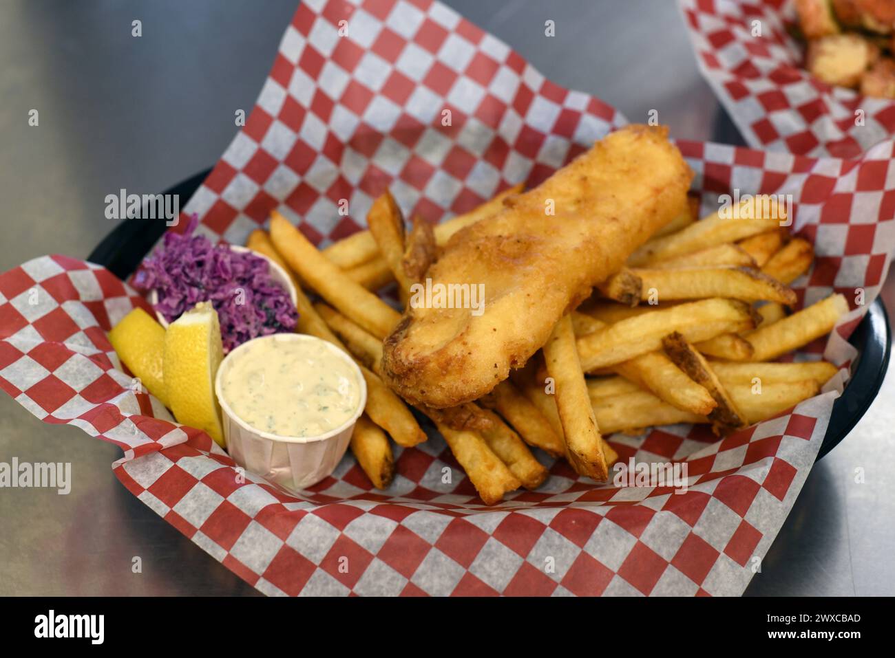 Une aide de fish and chips avec sauce tartare et chou violet coleslaw Banque D'Images