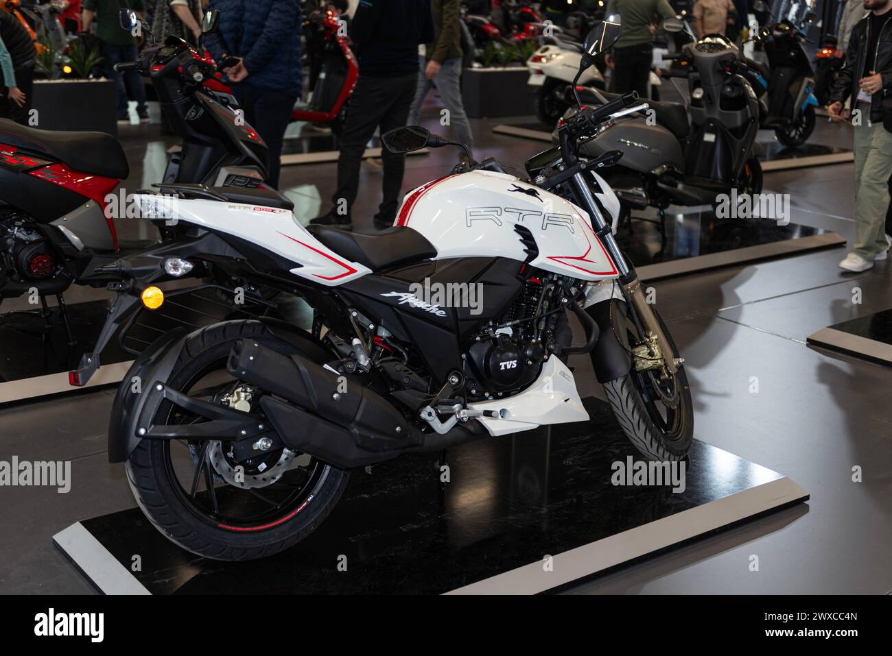 ISTANBUL, TURQUIE - 23 MARS 2024 : les motos TVS Apache exposées au Motobike Istanbul 2024 à Istanbul Expo Center (IFM). Banque D'Images ISTANBUL, TURQUIE - 23 MARS 2024 : les motos TVS Apache exposées au Motobike Istanbul 2024 à Istanbul Expo Center (IFM). Banque D'Images
