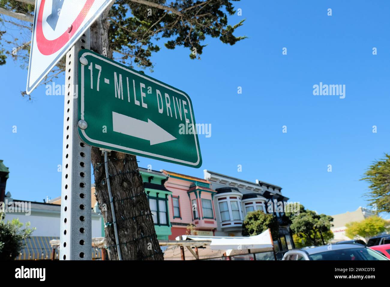 Panneau dans le centre-ville de Pacific Grove, Californie indiquant la circulation vers 27 kilomètres de route et Pebble Beach sur la péninsule de Monterey. Banque D'Images