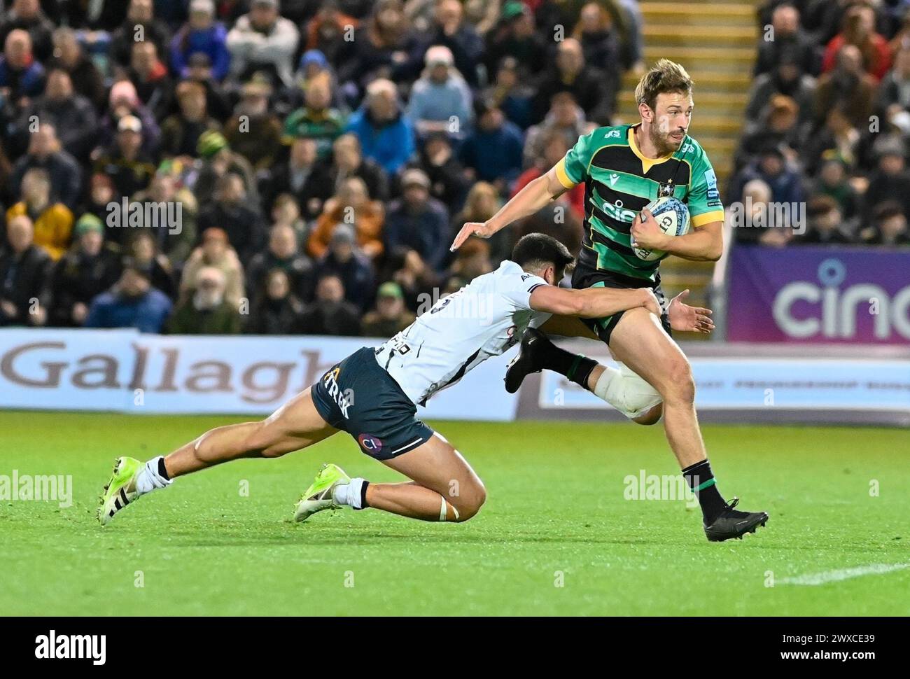 Northampton ANGLETERRE - mars 29-2024 : Alex Goode des Saracens fait tomber James Ramm des Northampton Saints lors du match entre les Northampton Saints et Saracens Rugby au Cinch Stadium Franklin’s Gardens. Northampton Banque D'Images