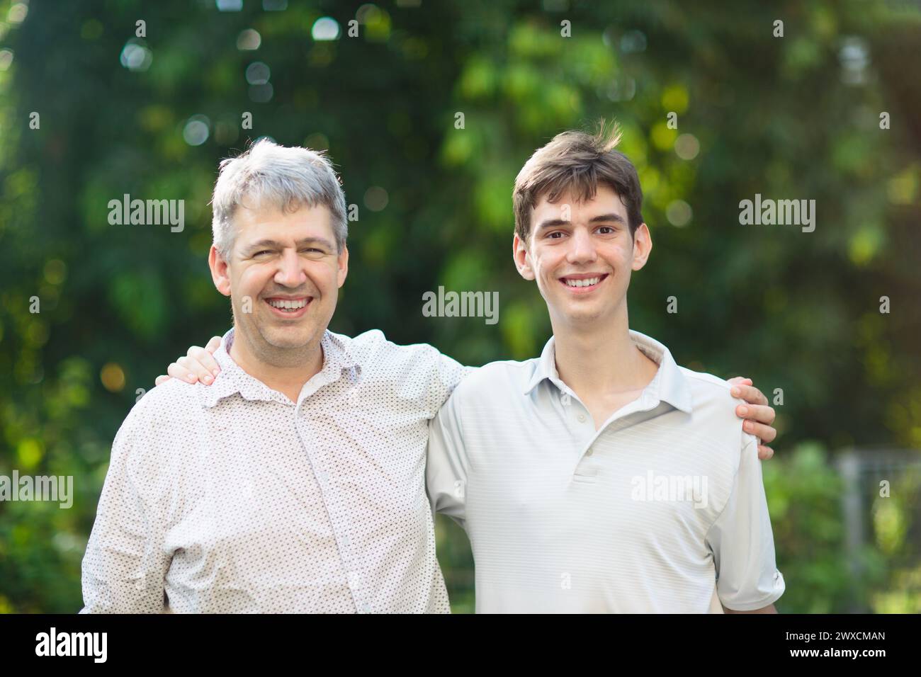 Homme et adolescent le jour ensoleillé d'été. Père et fils. Liens et amour familial. Banque D'Images