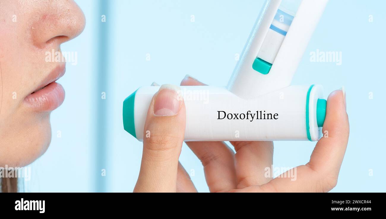 Inhalateur médical Doxofylline, image conceptuelle. Bronchodilatateur utilisé pour la prise en charge des symptômes de l'asthme et de la BPCO (bronchopneumopathie chronique obstructive) en relaxant les muscles lisses des voies respiratoires. Banque D'Images