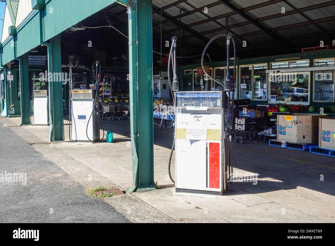 petro ou station de pompage de gaz devant une épicerie dans une petite ville australienne Banque D'Images