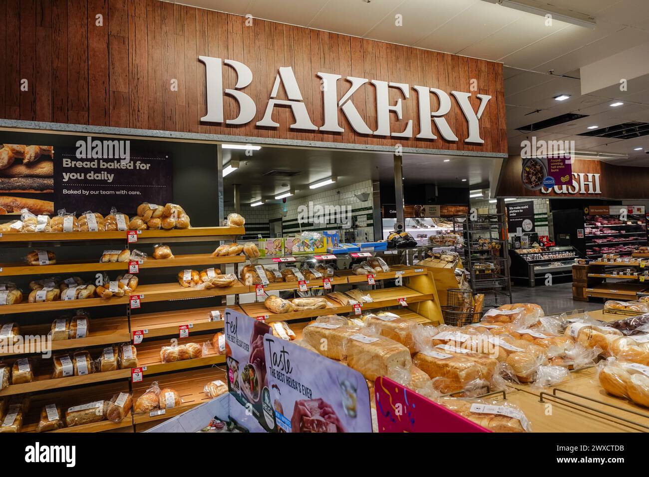 Section boulangerie à l'intérieur d'un supermarché ou d'une épicerie en Australie Banque D'Images