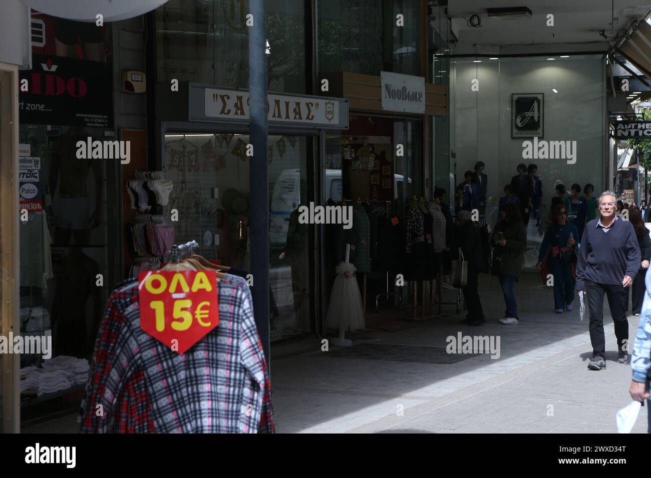 Les personnes à la recherche d'offres dans les magasins dans le centre d'Athènes . Selon Eurostat, les Grecs ont le deuxième en bas, juste au-dessus de la Bulgarie, le pouvoir d'achat dans l'UE. Ce sont des statistiques qui mettent un coup de fouet dans les affirmations triomphantes du gouvernement grec sur la hausse de la prospérité économique. La Grèce est également classée en dessous de nombreux pays de l'ancien bloc de l'est, tels que la Roumanie, la Croatie, la Hongrie, la Slovaquie, et même la Lettonie, classée au 25e rang, dont le PIB par habitant en unités de pouvoir d'achat représente 70,1 % de la moyenne européenne. Dans le même temps, le niveau des prix est à 88,2 pour cent de la moyenne (ceux-ci Banque D'Images