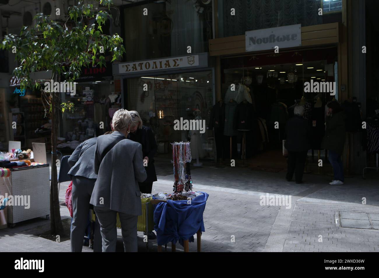 Une femme à la recherche d'offres dans les magasins du centre d'Athènes. Les Grecs ont le deuxième en bas - juste au-dessus de la Bulgarie - pouvoir d'achat dans l'UE selon Eurostat. Ce sont des statistiques qui mettent un coup de fouet dans les affirmations triomphantes du gouvernement grec sur la hausse de la prospérité économique. La Grèce est également classée en dessous de nombreux pays de l'ancien bloc de l'est, tels que la Roumanie, la Croatie, la Hongrie, la Slovaquie, et même la Lettonie, classée au 25e rang, dont le PIB par habitant en unités de pouvoir d'achat représente 70,1 % de la moyenne européenne. Dans le même temps, le niveau des prix est à 88,2 pour cent de la moyenne (ceux-ci Banque D'Images