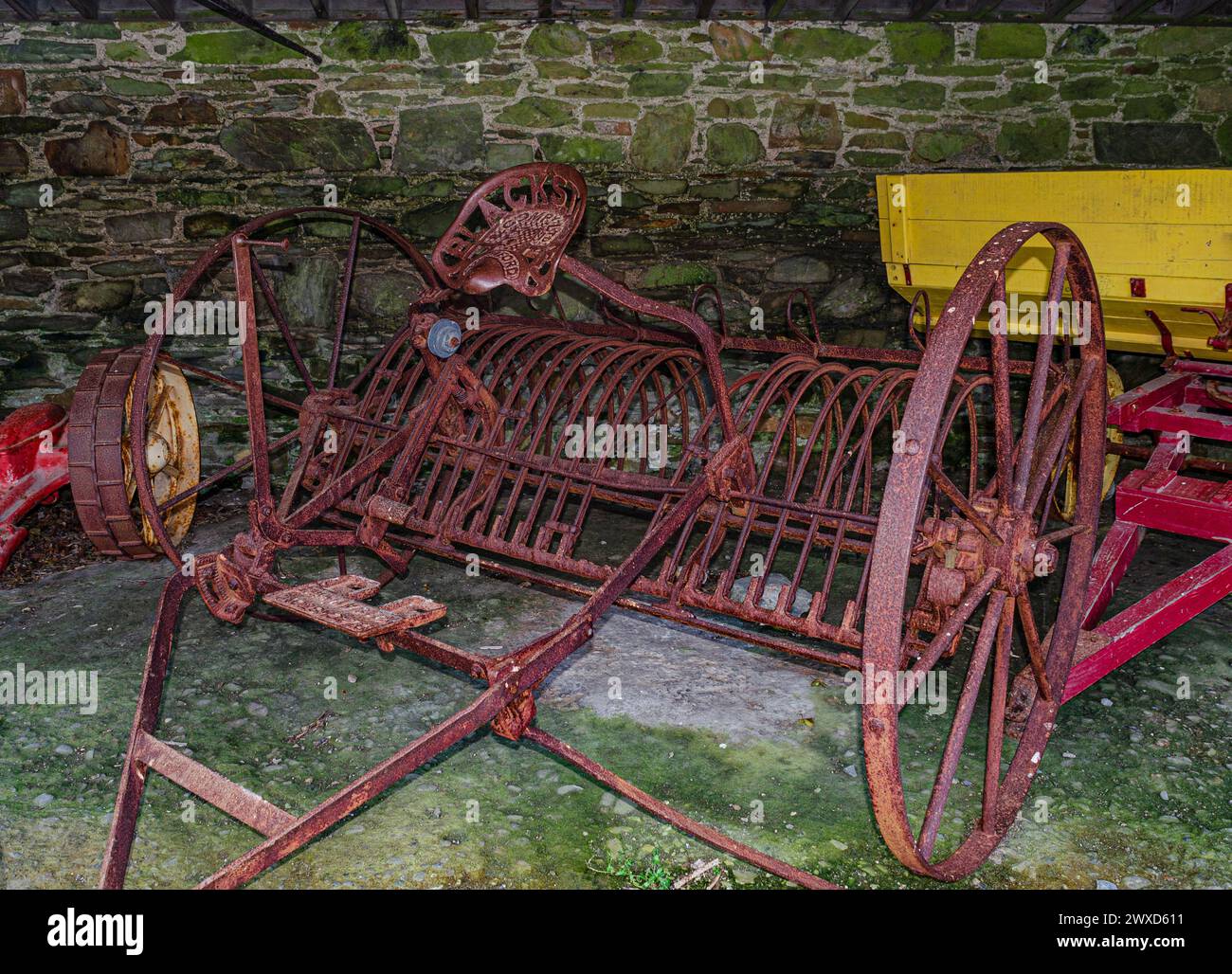 Castleward, County Down, Irlande du Nord 15 mars 2024 - vieilles machines agricoles rouillées dans une grange ouverte Banque D'Images