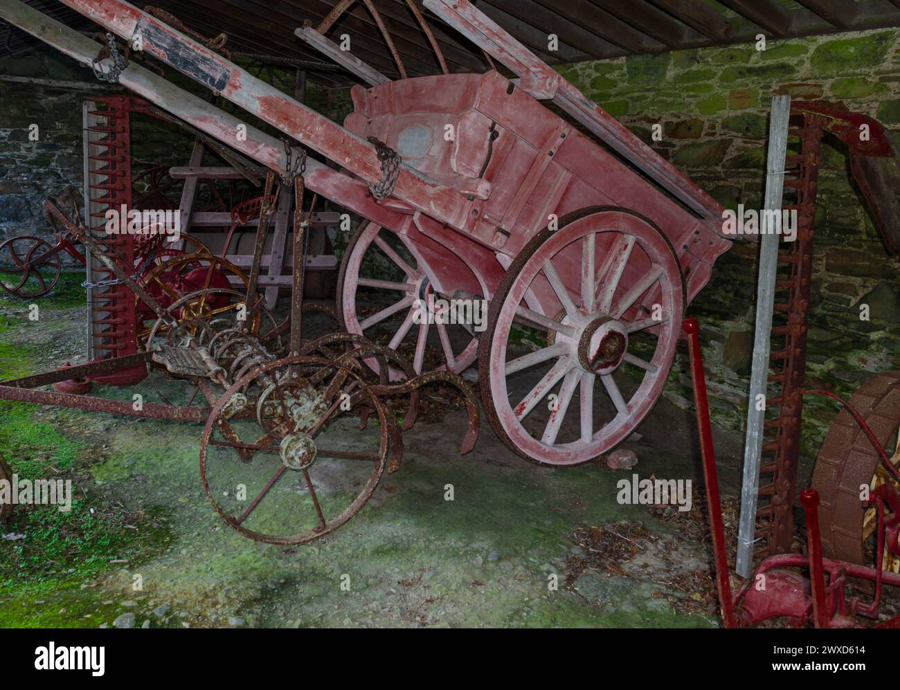 Castleward, County Down, Irlande du Nord 15 mars 2024 - ancien chariot de ferme négligé avec d'autres vieux équipements agricoles Banque D'Images