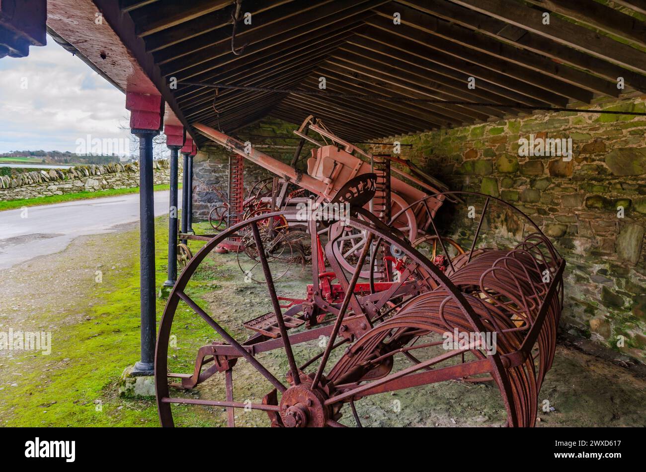 Castleward, County Down, Irlande du Nord 15 mars 2024 - vieilles machines agricoles rouillées dans une grange ouverte Banque D'Images