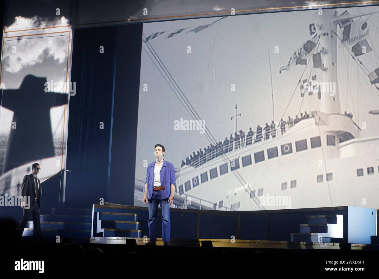 Limoges, France. 29 mars 2024. Comédie musicale je VAIS T’AIMER (je VOUS AIMERAI), un spectacle « événementiel » qui rassemble toutes les générations. Limoges, France. 29 mars 2024. Le spectacle est basé sur les succès de Michel Sardou et un voyage de Paris à New York à bord du légendaire paquebot transatlantique « France ». Interprétation de la chanson légendaire « le France » dans laquelle Michel Sardou rend hommage en 1975 au paquebot français qui était alors le plus grand du monde. Zénith de Limoges, Limousin, haute-Vienne, France, Europe. Crédit : photo de HM images/Alamy Live News. Banque D'Images