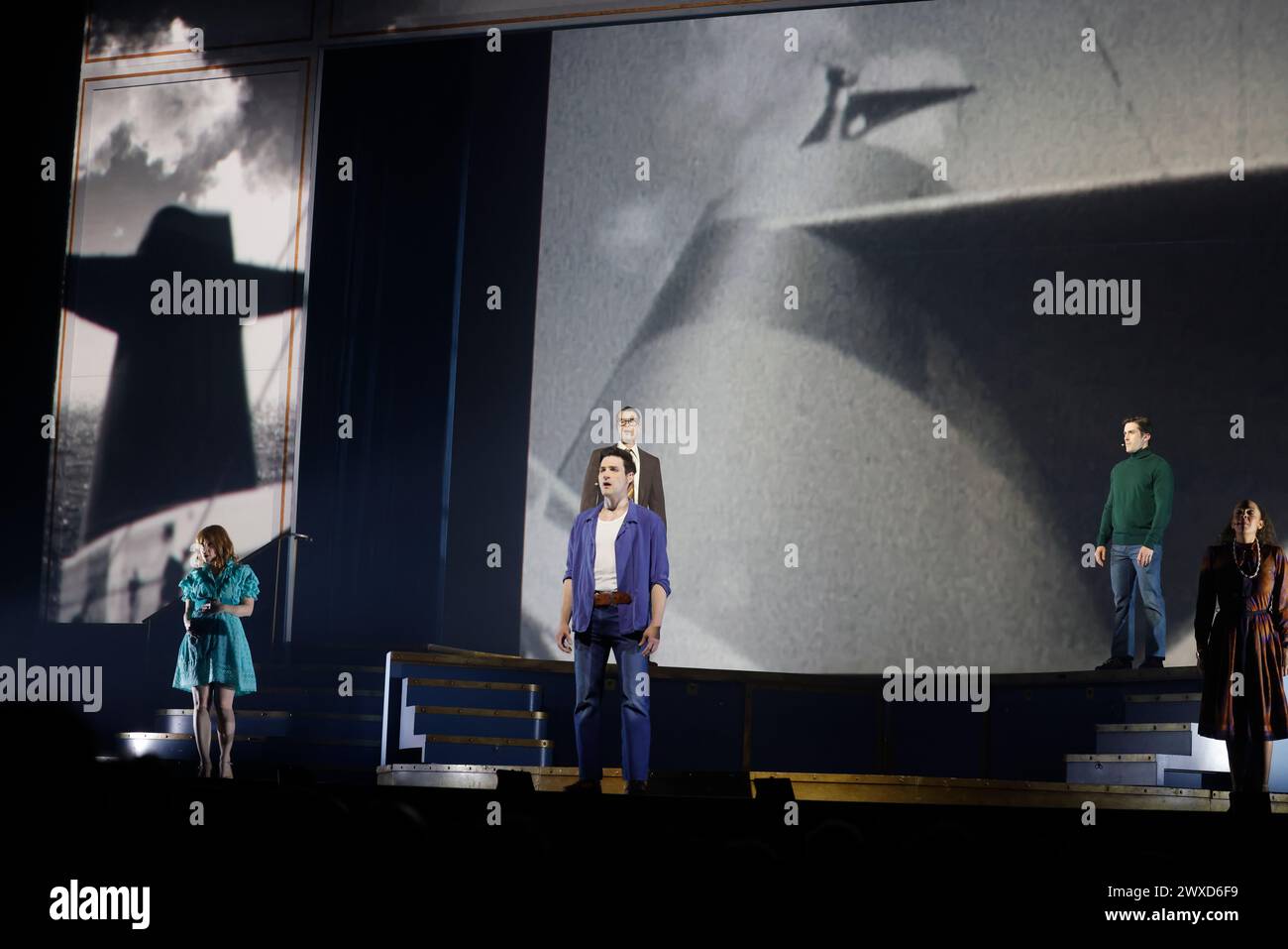 Limoges, France. 29 mars 2024. Comédie musicale je VAIS T’AIMER (je VOUS AIMERAI), un spectacle « événementiel » qui rassemble toutes les générations. Limoges, France. 29 mars 2024. Le spectacle est basé sur les succès de Michel Sardou et un voyage de Paris à New York à bord du légendaire paquebot transatlantique « France ». Interprétation de la chanson légendaire « le France » dans laquelle Michel Sardou rend hommage en 1975 au paquebot français qui était alors le plus grand du monde. Zénith de Limoges, Limousin, haute-Vienne, France, Europe. Crédit : photo de HM images/Alamy Live News. Banque D'Images