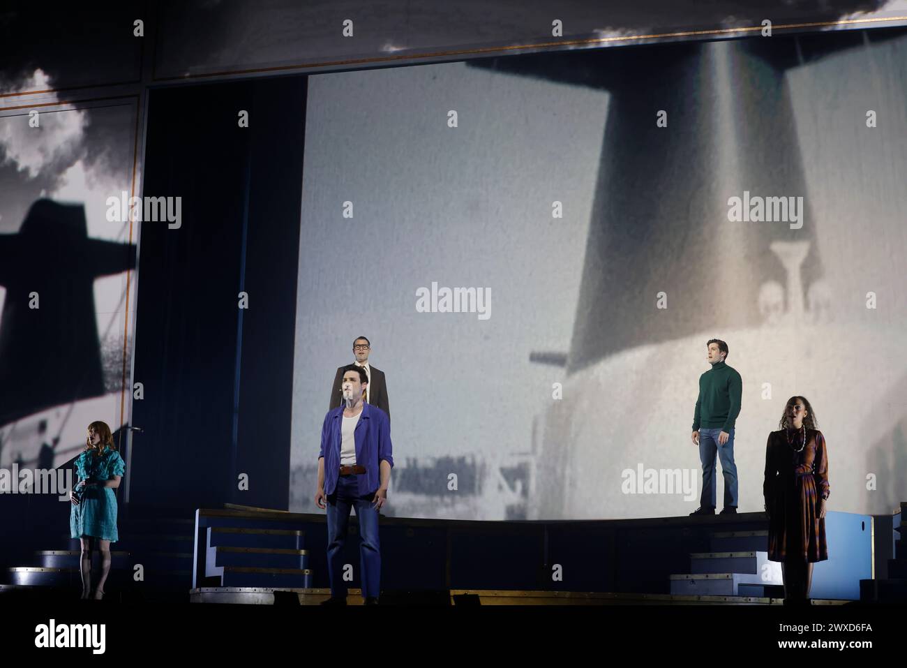 Limoges, France. 29 mars 2024. Comédie musicale je VAIS T’AIMER (je VOUS AIMERAI), un spectacle « événementiel » qui rassemble toutes les générations. Limoges, France. 29 mars 2024. Le spectacle est basé sur les succès de Michel Sardou et un voyage de Paris à New York à bord du légendaire paquebot transatlantique « France ». Interprétation de la chanson légendaire « le France » dans laquelle Michel Sardou rend hommage en 1975 au paquebot français qui était alors le plus grand du monde. Zénith de Limoges, Limousin, haute-Vienne, France, Europe. Crédit : photo de HM images/Alamy Live News. Banque D'Images
