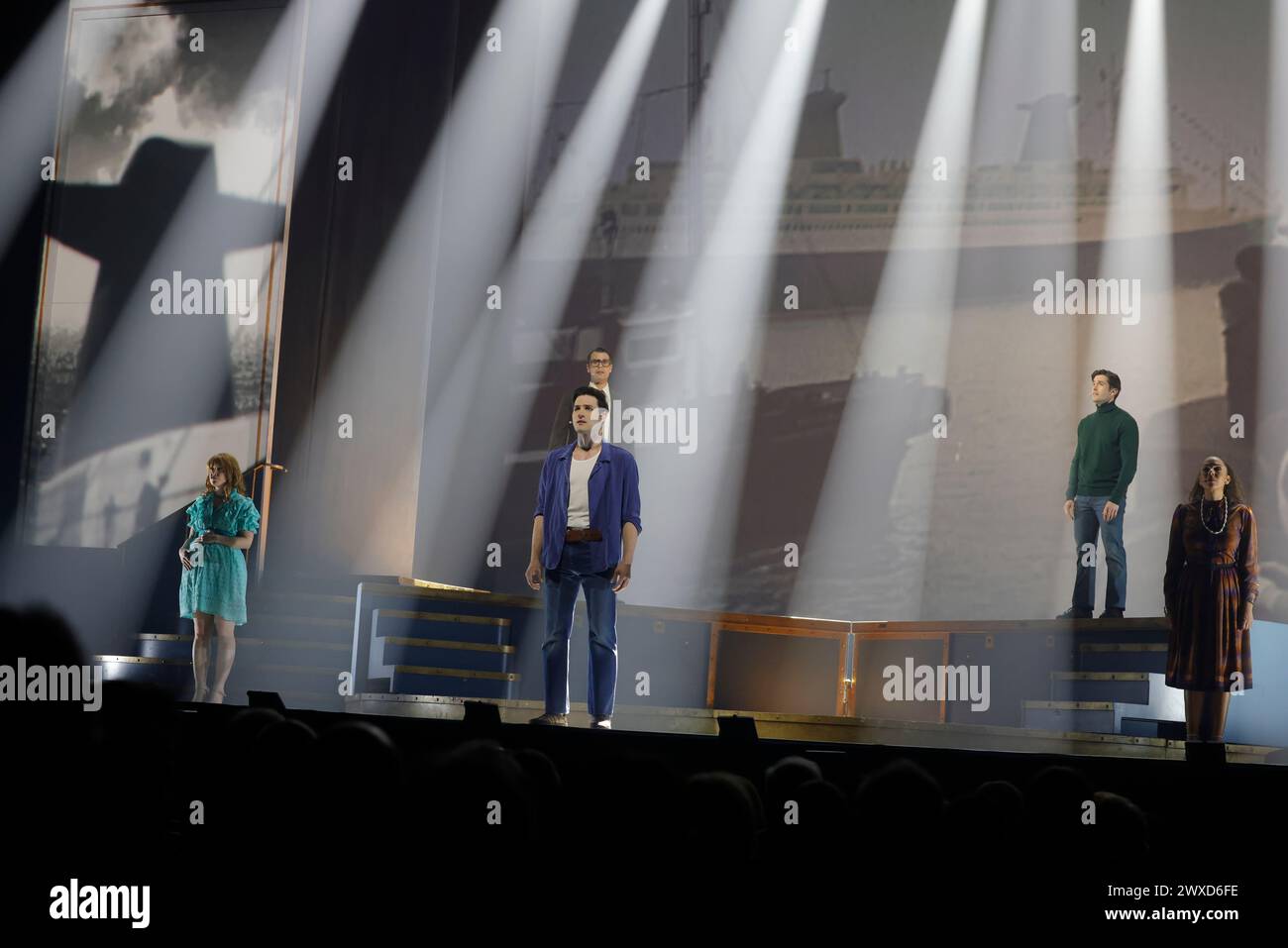 Limoges, France. 29 mars 2024. Comédie musicale je VAIS T’AIMER (je VOUS AIMERAI), un spectacle « événementiel » qui rassemble toutes les générations. Limoges, France. 29 mars 2024. Le spectacle est basé sur les succès de Michel Sardou et un voyage de Paris à New York à bord du légendaire paquebot transatlantique « France ». Interprétation de la chanson légendaire « le France » dans laquelle Michel Sardou rend hommage en 1975 au paquebot français qui était alors le plus grand du monde. Zénith de Limoges, Limousin, haute-Vienne, France, Europe. Crédit : photo de HM images/Alamy Live News. Banque D'Images