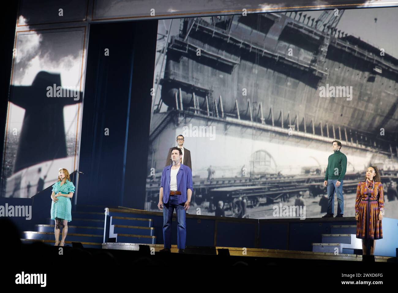 Limoges, France. 29 mars 2024. Comédie musicale je VAIS T’AIMER (je VOUS AIMERAI), un spectacle « événementiel » qui rassemble toutes les générations. Limoges, France. 29 mars 2024. Le spectacle est basé sur les succès de Michel Sardou et un voyage de Paris à New York à bord du légendaire paquebot transatlantique « France ». Interprétation de la chanson légendaire « le France » dans laquelle Michel Sardou rend hommage en 1975 au paquebot français qui était alors le plus grand du monde. Zénith de Limoges, Limousin, haute-Vienne, France, Europe. Crédit : photo de HM images/Alamy Live News. Banque D'Images