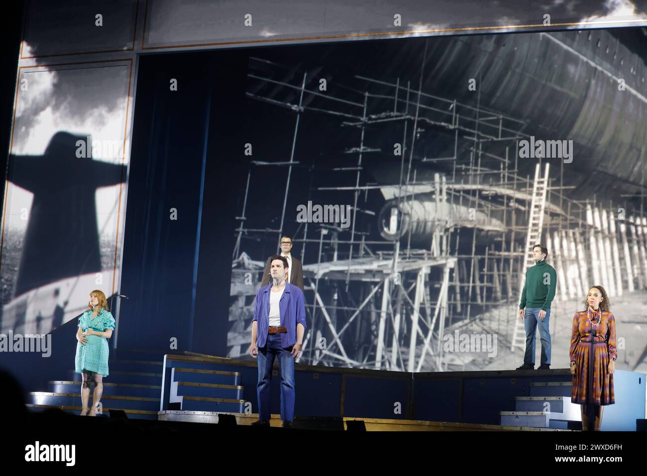 Limoges, France. 29 mars 2024. Comédie musicale je VAIS T’AIMER (je VOUS AIMERAI), un spectacle « événementiel » qui rassemble toutes les générations. Limoges, France. 29 mars 2024. Le spectacle est basé sur les succès de Michel Sardou et un voyage de Paris à New York à bord du légendaire paquebot transatlantique « France ». Interprétation de la chanson légendaire « le France » dans laquelle Michel Sardou rend hommage en 1975 au paquebot français qui était alors le plus grand du monde. Zénith de Limoges, Limousin, haute-Vienne, France, Europe. Crédit : photo de HM images/Alamy Live News. Banque D'Images