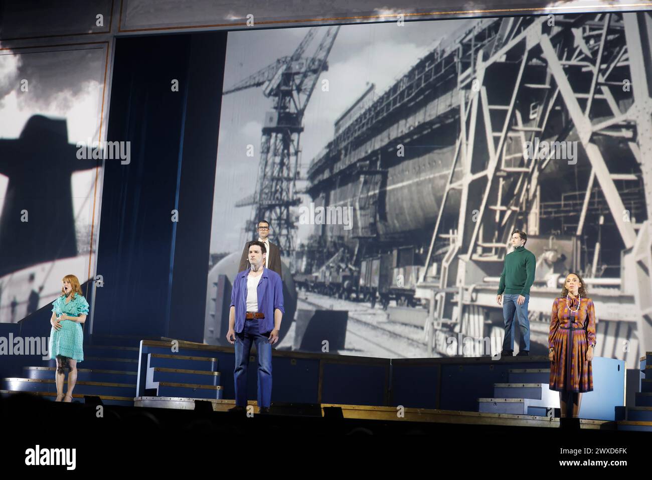Limoges, France. 29 mars 2024. Comédie musicale je VAIS T’AIMER (je VOUS AIMERAI), un spectacle « événementiel » qui rassemble toutes les générations. Limoges, France. 29 mars 2024. Le spectacle est basé sur les succès de Michel Sardou et un voyage de Paris à New York à bord du légendaire paquebot transatlantique « France ». Interprétation de la chanson légendaire « le France » dans laquelle Michel Sardou rend hommage en 1975 au paquebot français qui était alors le plus grand du monde. Zénith de Limoges, Limousin, haute-Vienne, France, Europe. Crédit : photo de HM images/Alamy Live News. Banque D'Images