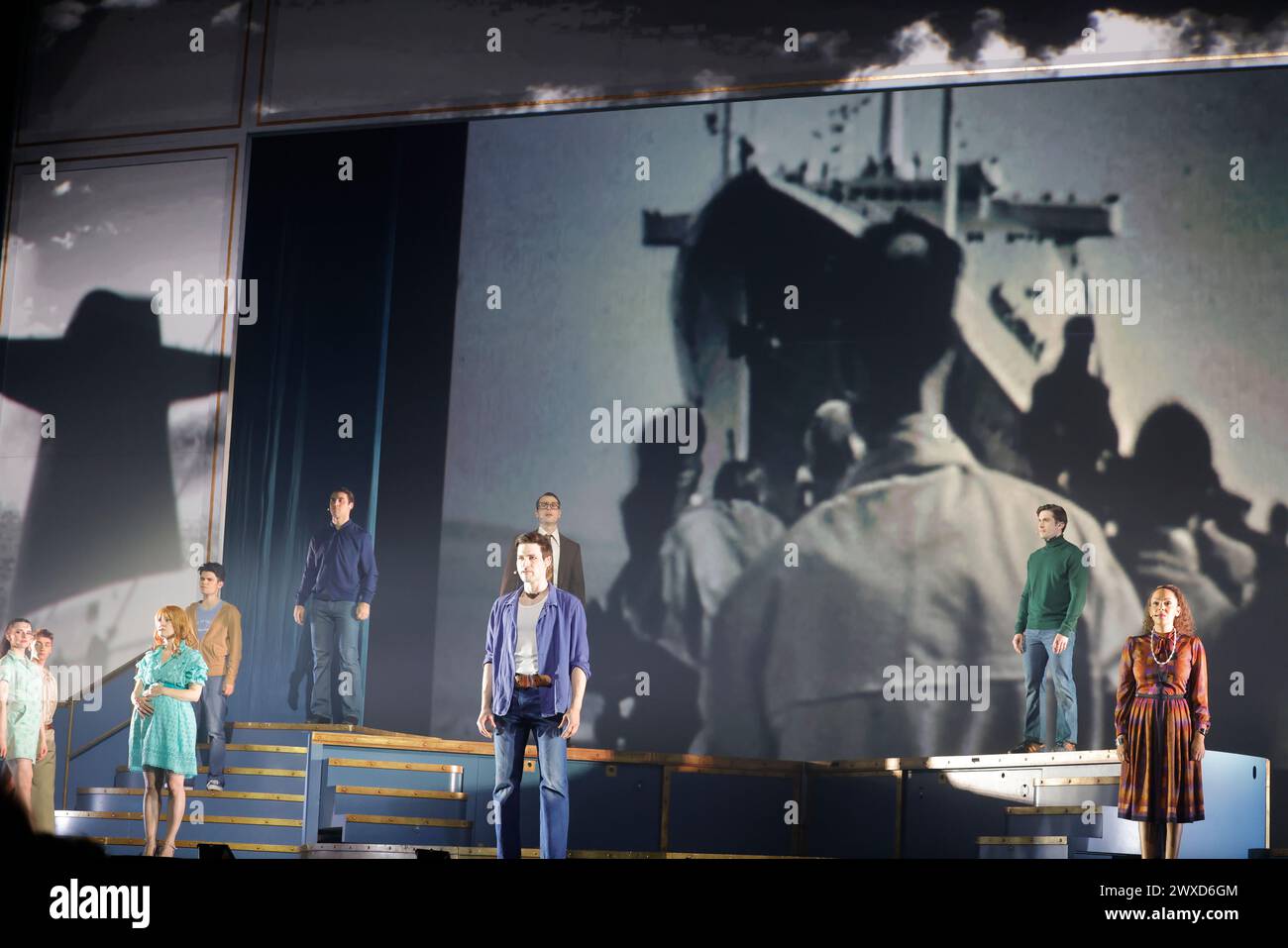 Limoges, France. 29 mars 2024. Comédie musicale je VAIS T’AIMER (je VOUS AIMERAI), un spectacle « événementiel » qui rassemble toutes les générations. Limoges, France. 29 mars 2024. Le spectacle est basé sur les succès de Michel Sardou et un voyage de Paris à New York à bord du légendaire paquebot transatlantique « France ». Interprétation de la chanson légendaire « le France » dans laquelle Michel Sardou rend hommage en 1975 au paquebot français qui était alors le plus grand du monde. Zénith de Limoges, Limousin, haute-Vienne, France, Europe. Crédit : photo de HM images/Alamy Live News. Banque D'Images