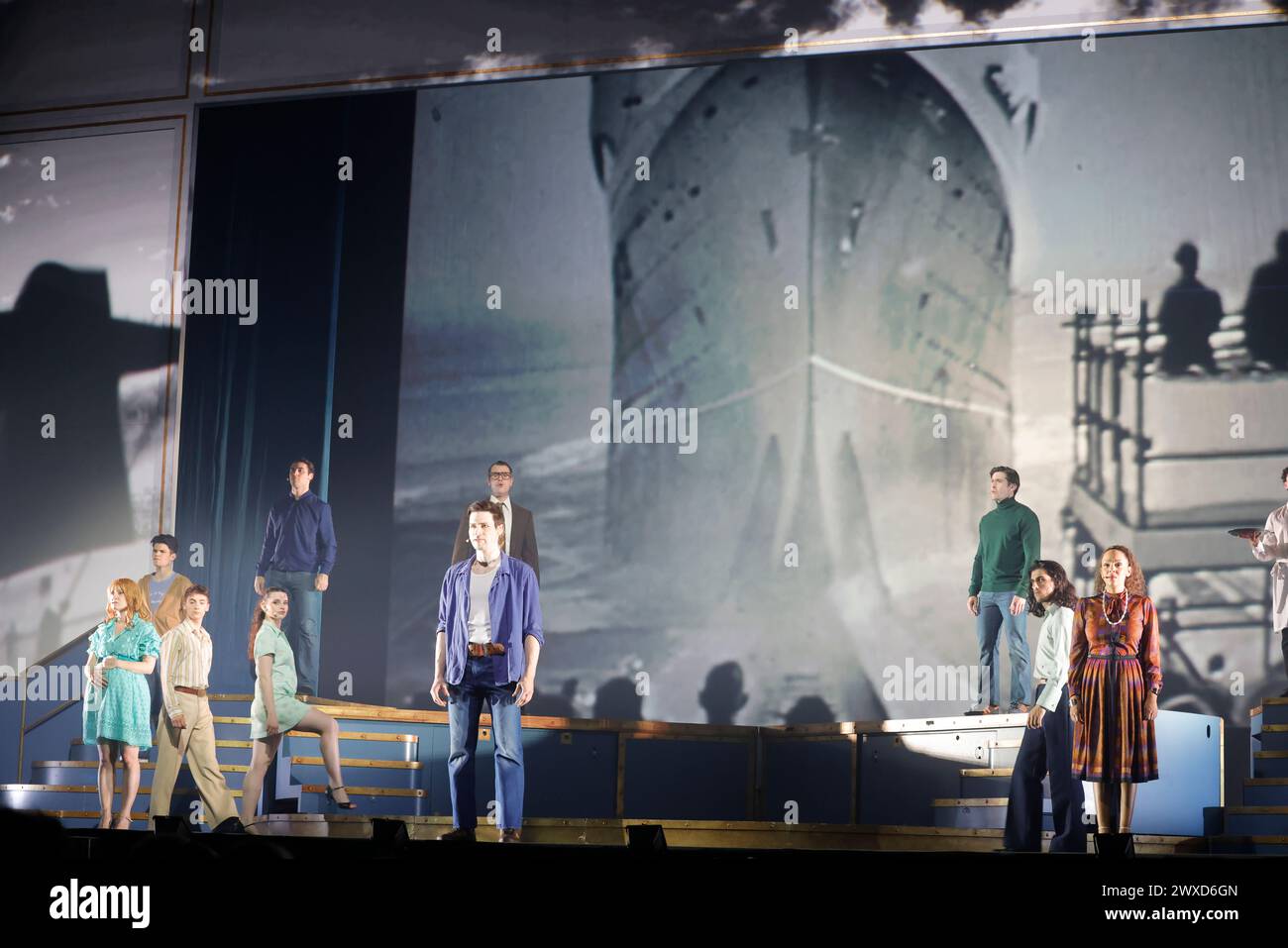 Limoges, France. 29 mars 2024. Comédie musicale je VAIS T’AIMER (je VOUS AIMERAI), un spectacle « événementiel » qui rassemble toutes les générations. Limoges, France. 29 mars 2024. Le spectacle est basé sur les succès de Michel Sardou et un voyage de Paris à New York à bord du légendaire paquebot transatlantique « France ». Interprétation de la chanson légendaire « le France » dans laquelle Michel Sardou rend hommage en 1975 au paquebot français qui était alors le plus grand du monde. Zénith de Limoges, Limousin, haute-Vienne, France, Europe. Crédit : photo de HM images/Alamy Live News. Banque D'Images