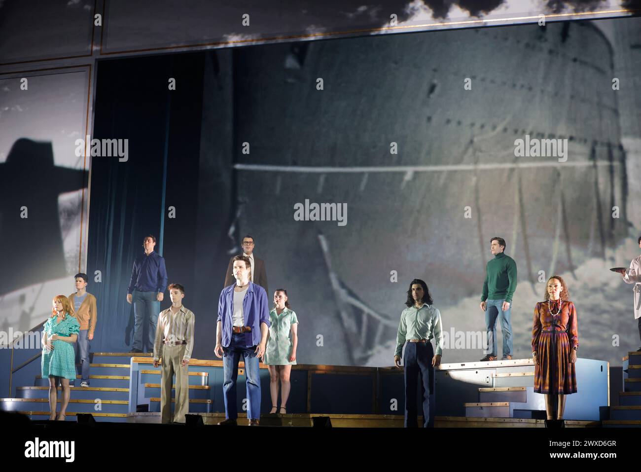 Limoges, France. 29 mars 2024. Comédie musicale je VAIS T’AIMER (je VOUS AIMERAI), un spectacle « événementiel » qui rassemble toutes les générations. Limoges, France. 29 mars 2024. Le spectacle est basé sur les succès de Michel Sardou et un voyage de Paris à New York à bord du légendaire paquebot transatlantique « France ». Interprétation de la chanson légendaire « le France » dans laquelle Michel Sardou rend hommage en 1975 au paquebot français qui était alors le plus grand du monde. Zénith de Limoges, Limousin, haute-Vienne, France, Europe. Crédit : photo de HM images/Alamy Live News. Banque D'Images