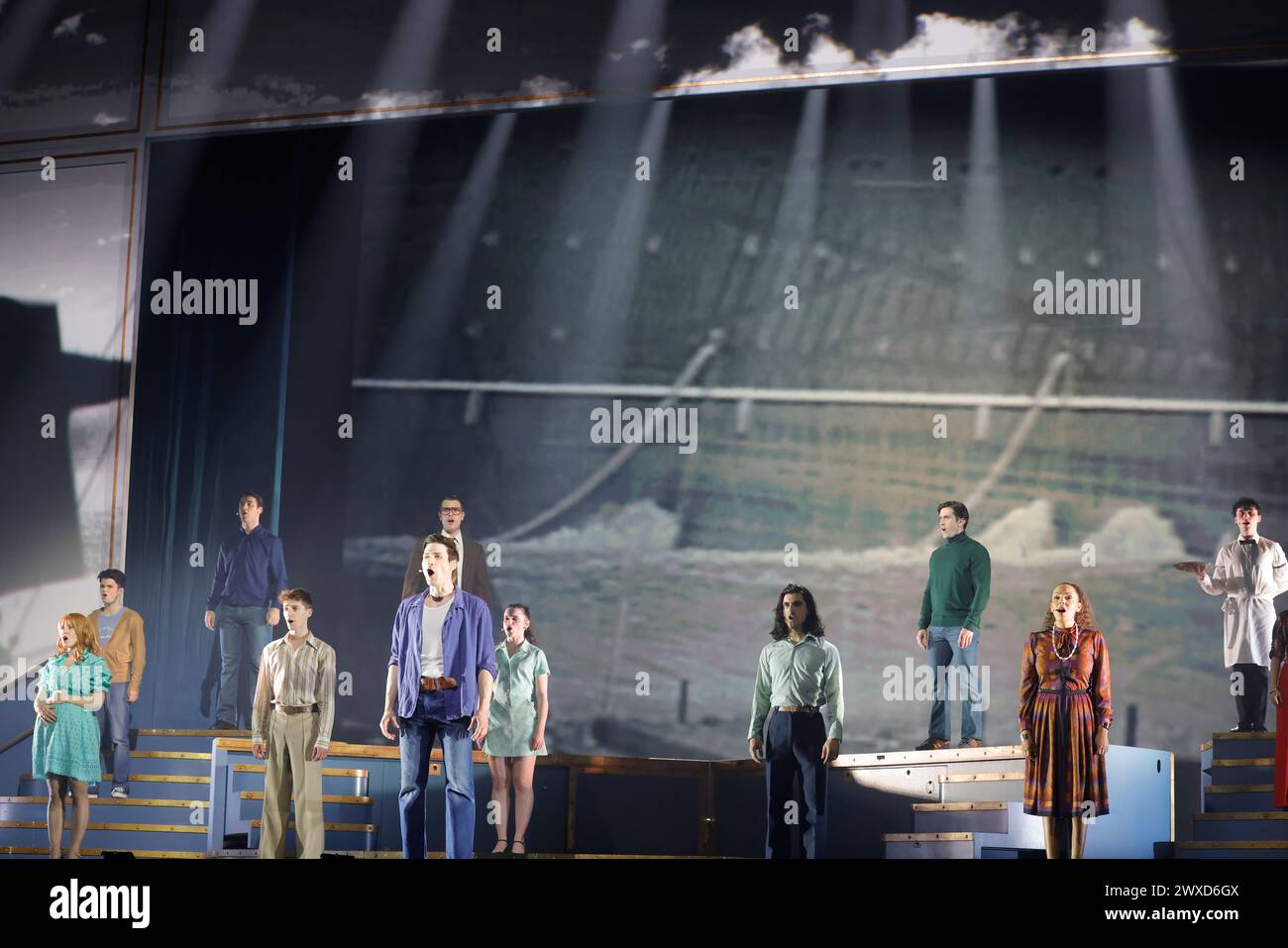 Limoges, France. 29 mars 2024. Comédie musicale je VAIS T’AIMER (je VOUS AIMERAI), un spectacle « événementiel » qui rassemble toutes les générations. Limoges, France. 29 mars 2024. Le spectacle est basé sur les succès de Michel Sardou et un voyage de Paris à New York à bord du légendaire paquebot transatlantique « France ». Interprétation de la chanson légendaire « le France » dans laquelle Michel Sardou rend hommage en 1975 au paquebot français qui était alors le plus grand du monde. Zénith de Limoges, Limousin, haute-Vienne, France, Europe. Crédit : photo de HM images/Alamy Live News. Banque D'Images