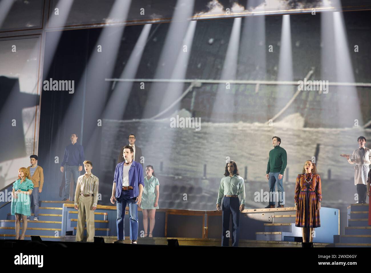 Limoges, France. 29 mars 2024. Comédie musicale je VAIS T’AIMER (je VOUS AIMERAI), un spectacle « événementiel » qui rassemble toutes les générations. Limoges, France. 29 mars 2024. Le spectacle est basé sur les succès de Michel Sardou et un voyage de Paris à New York à bord du légendaire paquebot transatlantique « France ». Interprétation de la chanson légendaire « le France » dans laquelle Michel Sardou rend hommage en 1975 au paquebot français qui était alors le plus grand du monde. Zénith de Limoges, Limousin, haute-Vienne, France, Europe. Crédit : photo de HM images/Alamy Live News. Banque D'Images