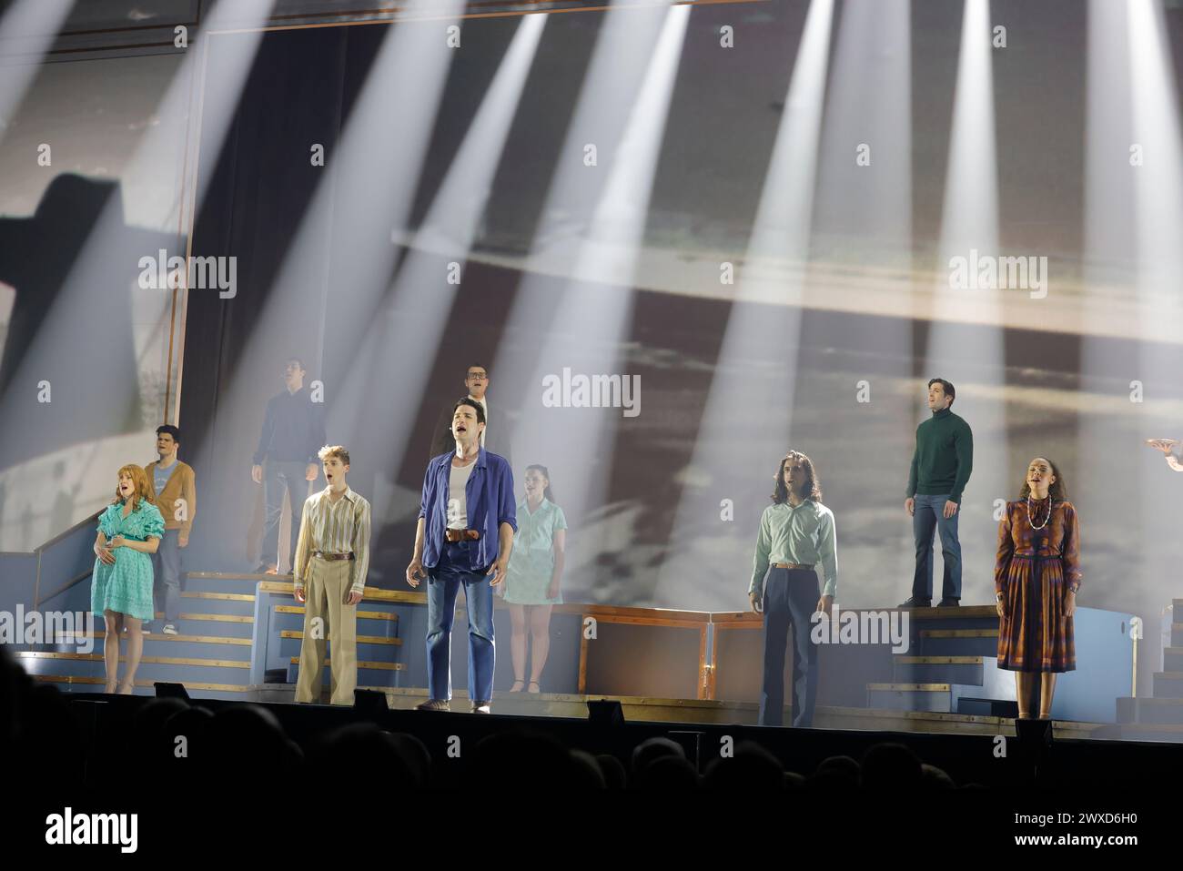 Limoges, France. 29 mars 2024. Comédie musicale je VAIS T’AIMER (je VOUS AIMERAI), un spectacle « événementiel » qui rassemble toutes les générations. Limoges, France. 29 mars 2024. Le spectacle est basé sur les succès de Michel Sardou et un voyage de Paris à New York à bord du légendaire paquebot transatlantique « France ». Interprétation de la chanson légendaire « le France » dans laquelle Michel Sardou rend hommage en 1975 au paquebot français qui était alors le plus grand du monde. Zénith de Limoges, Limousin, haute-Vienne, France, Europe. Crédit : photo de HM images/Alamy Live News. Banque D'Images