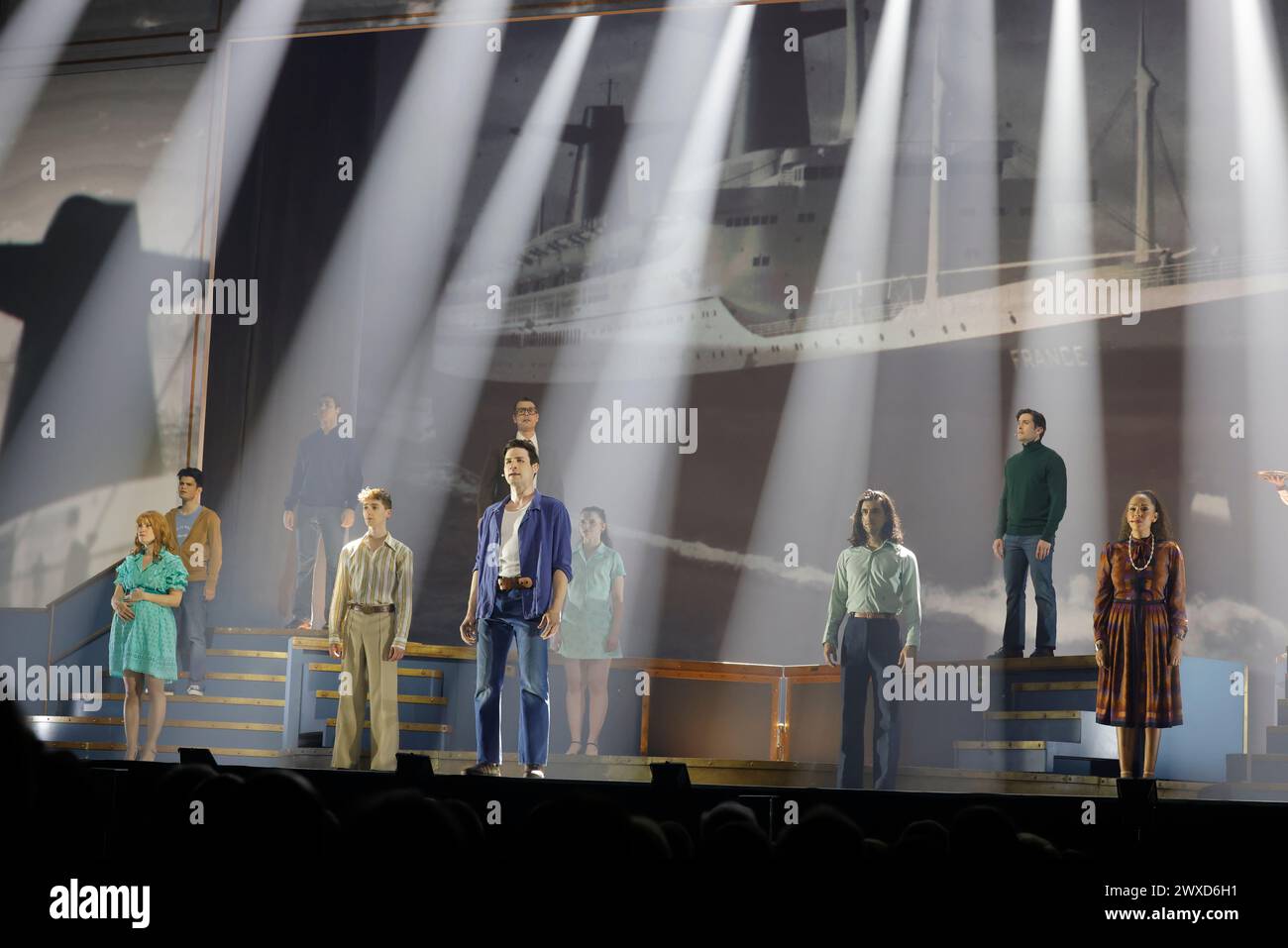 Limoges, France. 29 mars 2024. Comédie musicale je VAIS T’AIMER (je VOUS AIMERAI), un spectacle « événementiel » qui rassemble toutes les générations. Limoges, France. 29 mars 2024. Le spectacle est basé sur les succès de Michel Sardou et un voyage de Paris à New York à bord du légendaire paquebot transatlantique « France ». Interprétation de la chanson légendaire « le France » dans laquelle Michel Sardou rend hommage en 1975 au paquebot français qui était alors le plus grand du monde. Zénith de Limoges, Limousin, haute-Vienne, France, Europe. Crédit : photo de HM images/Alamy Live News. Banque D'Images