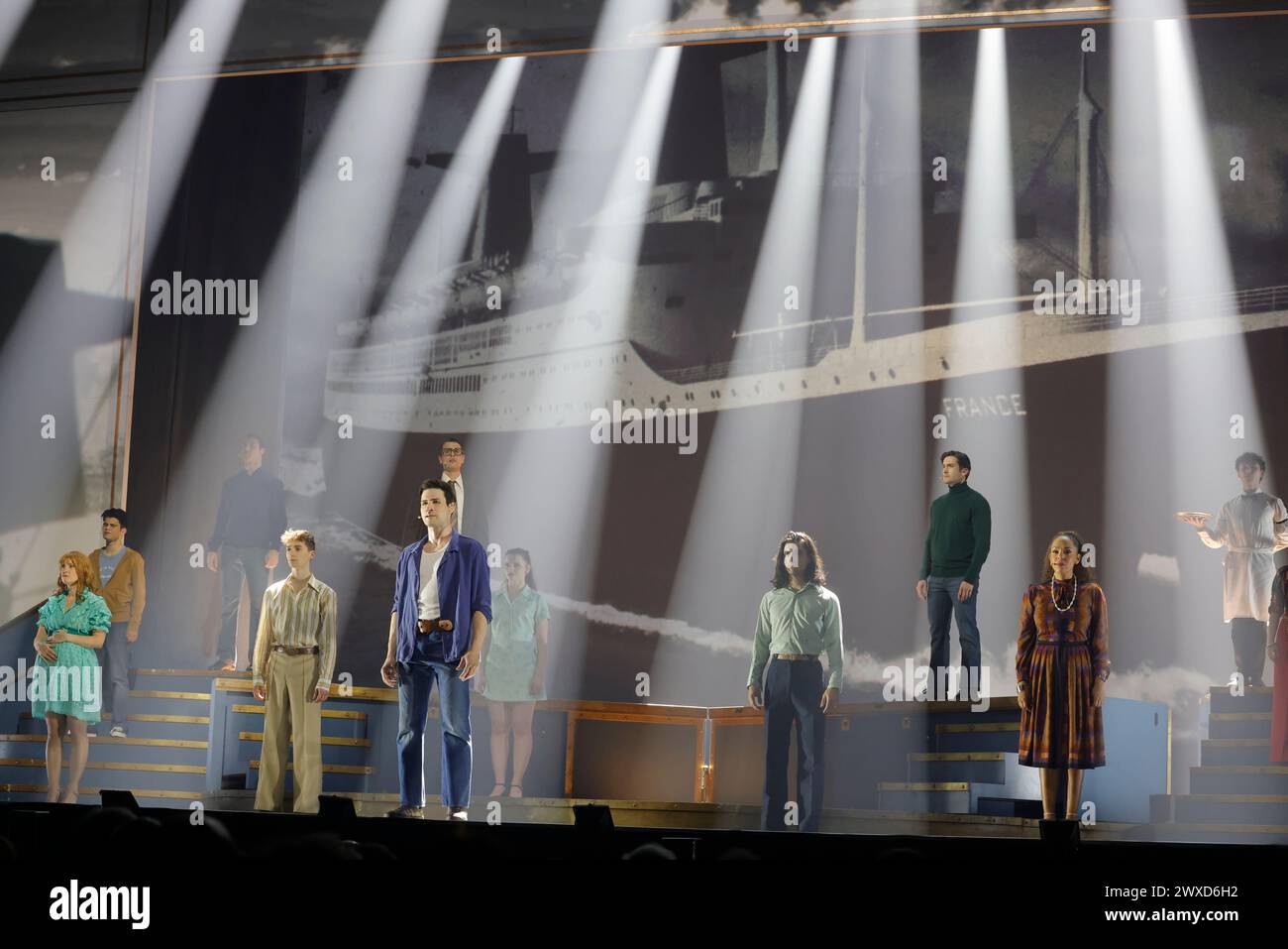 Limoges, France. 29 mars 2024. Comédie musicale je VAIS T’AIMER (je VOUS AIMERAI), un spectacle « événementiel » qui rassemble toutes les générations. Limoges, France. 29 mars 2024. Le spectacle est basé sur les succès de Michel Sardou et un voyage de Paris à New York à bord du légendaire paquebot transatlantique « France ». Interprétation de la chanson légendaire « le France » dans laquelle Michel Sardou rend hommage en 1975 au paquebot français qui était alors le plus grand du monde. Zénith de Limoges, Limousin, haute-Vienne, France, Europe. Crédit : photo de HM images/Alamy Live News. Banque D'Images