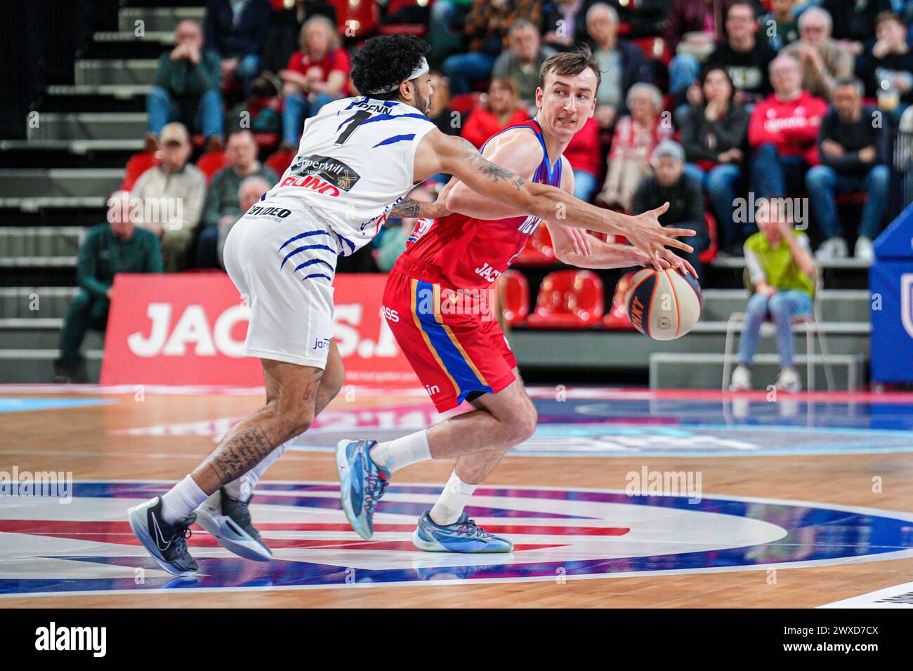 Den Bosch, pays-Bas. 29 mars 2024. DEN BOSCH, PAYS-BAS - MARS 29 : Roman Penn de Hubo Limburg United, Boy van Vliet de Heroes Den Bosch lors du match de la Ligue BNXT entre Heroes Den Bosch et HUBO LIMBURG UNITED au Maaspoort le 29 mars 2024 à Den Bosch, pays-Bas. (Photo de Gabriel Calvino Alonso/Orange Pictures) crédit : Orange pics BV/Alamy Live News Banque D'Images