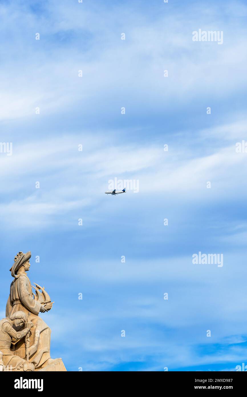 Limestone Monument to the Discoveries, avec Henry le navigateur tenant un navire regardant vers les Amériques avec un avion de passagers passant au-dessus Banque D'Images