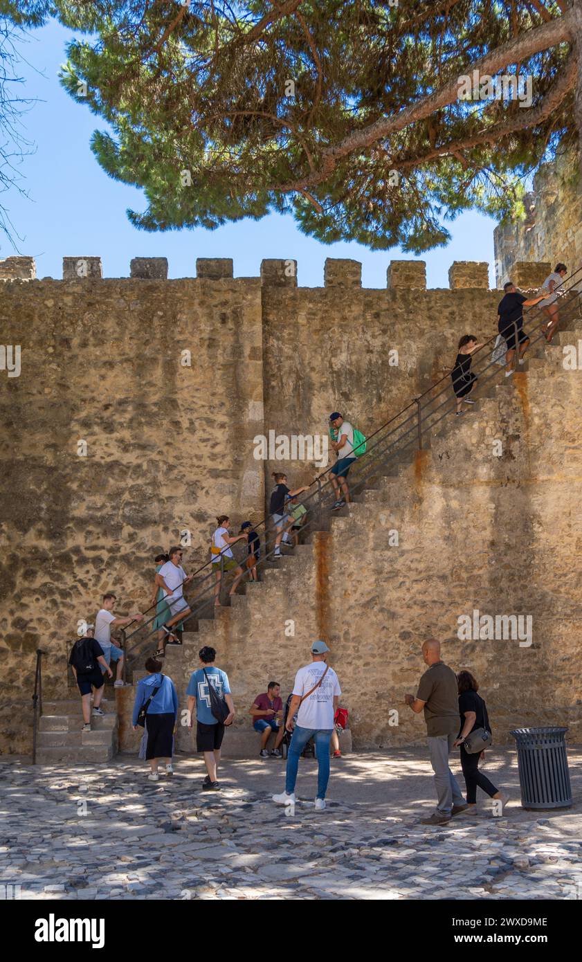 Touristes et familles grimpant les escaliers des murs de préparées Château de George à Lisbonne par une journée ensoleillée. Banque D'Images