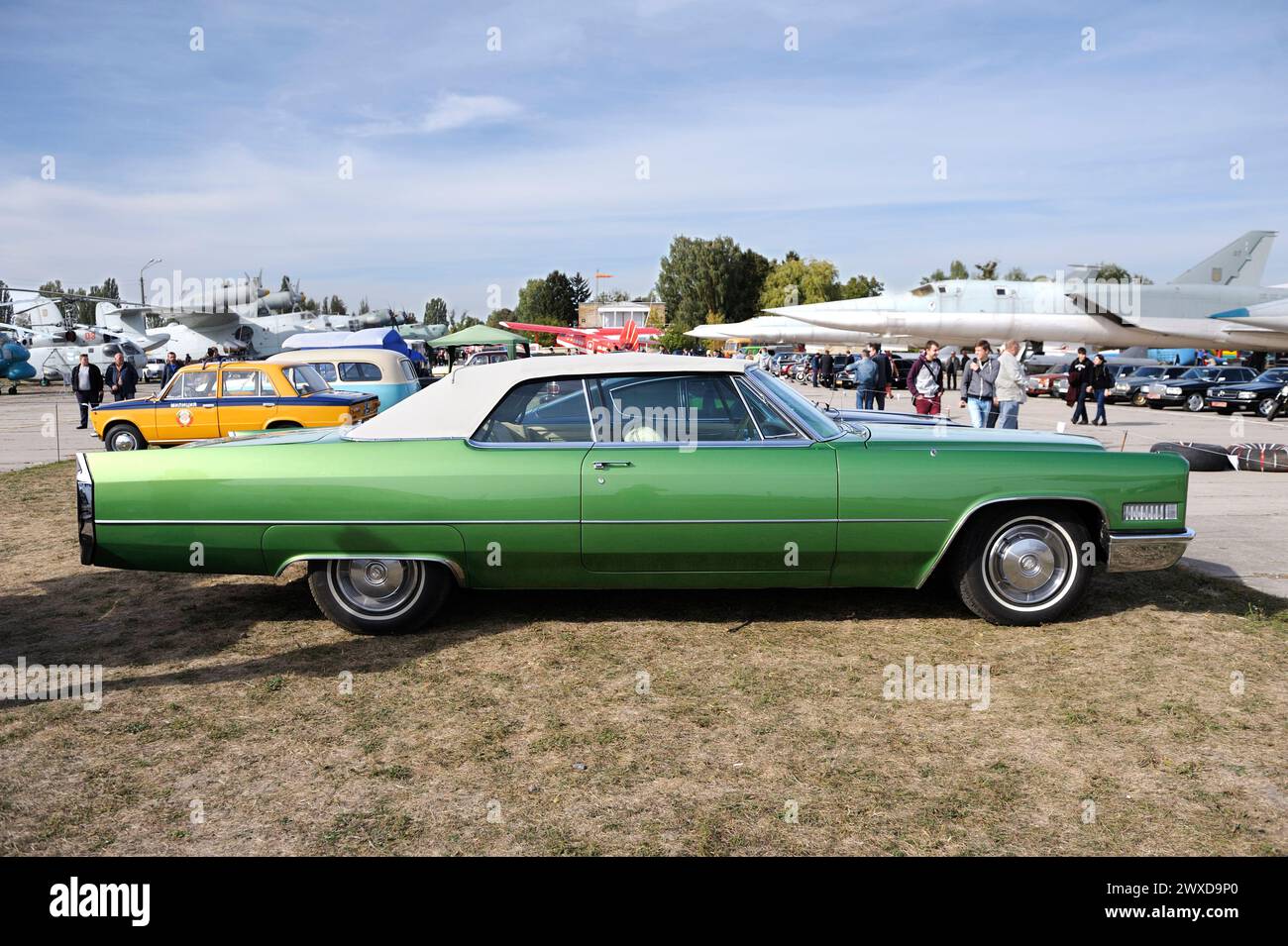 Vieille voiture Cadillac, année modèle 1966, en stationnement. Festival OLD CAR Land. 12 mai 2019. Kiev Ukraine Banque D'Images