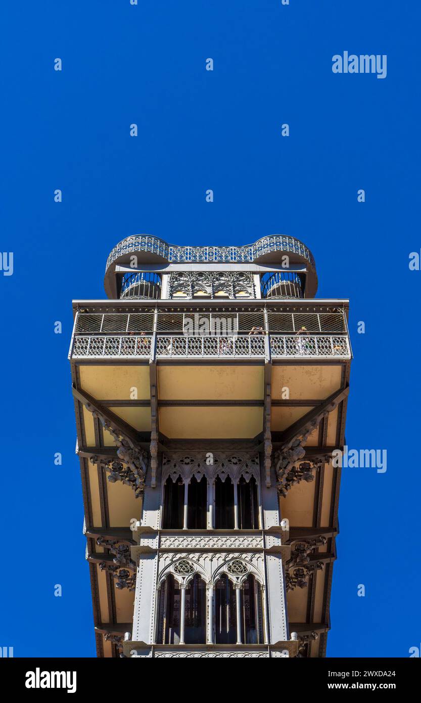 Vue de face de dessous de la plate-forme de l'Elevador de Santa Justa ou do Carmo, un ascenseur à structure métallique de style moderniste à Lisbonne. Portugal. Visite guidée Banque D'Images