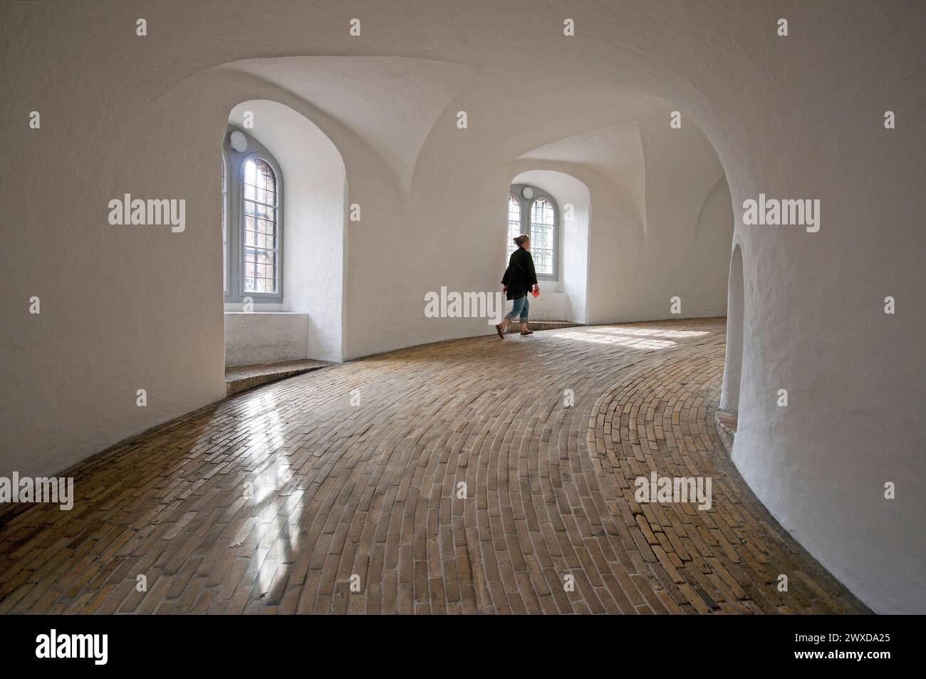 Chemin en spirale à l'intérieur de la Tour ronde (Rundetarn) à Copenhague, Danemark Banque D'Images