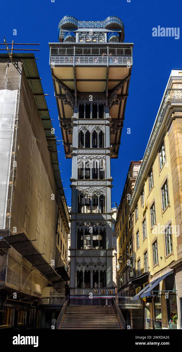 Vue de face de l'ascenseur de Santa Justa ou de l'Elevador do Carmo. Ascenseur à structure métallique de style moderniste dans le centre de Lisbonne. Portugal. Touristes taki Banque D'Images