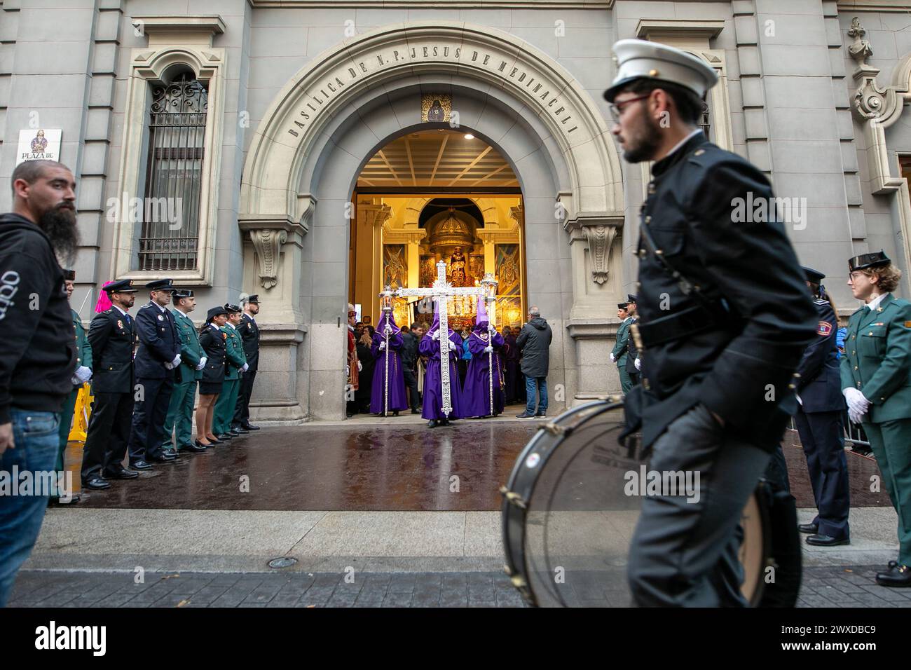 Madrid, Espagne. 29 mars 2024. Vue avant le départ du «Seigneur de Madrid» (Christ de Medinaceli) de la basilique de Jesús de Medinaceli le vendredi Saint. Ce vendredi Saint, la fraternité de l'Archconfraternité primaire de l'esclavage réel et illustre du Nuestro Padre Jesús Nazareno de Medinaceli, populairement connu sous le nom de «Seigneur de Madrid», s'est déroulée comme chaque vendredi Saint à travers les rues du centre de Madrid. (Photo de David Canales/SOPA images/SIPA USA) crédit : SIPA USA/Alamy Live News Banque D'Images