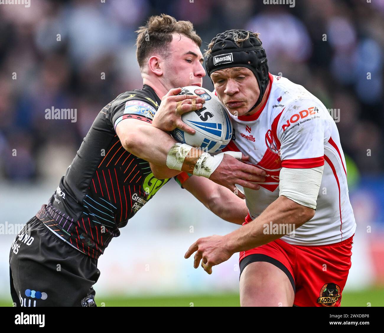 Jonny Lomax de composé Helens échappe au tacle d'Alex Smith des Wigan Warriors lors du match de la Betfred Super League Round 6 St Helens vs Wigan Warriors au Totally Wicked Stadium, St Helens, Royaume-Uni, le 29 mars 2024 (photo de Craig Thomas/News images) Banque D'Images