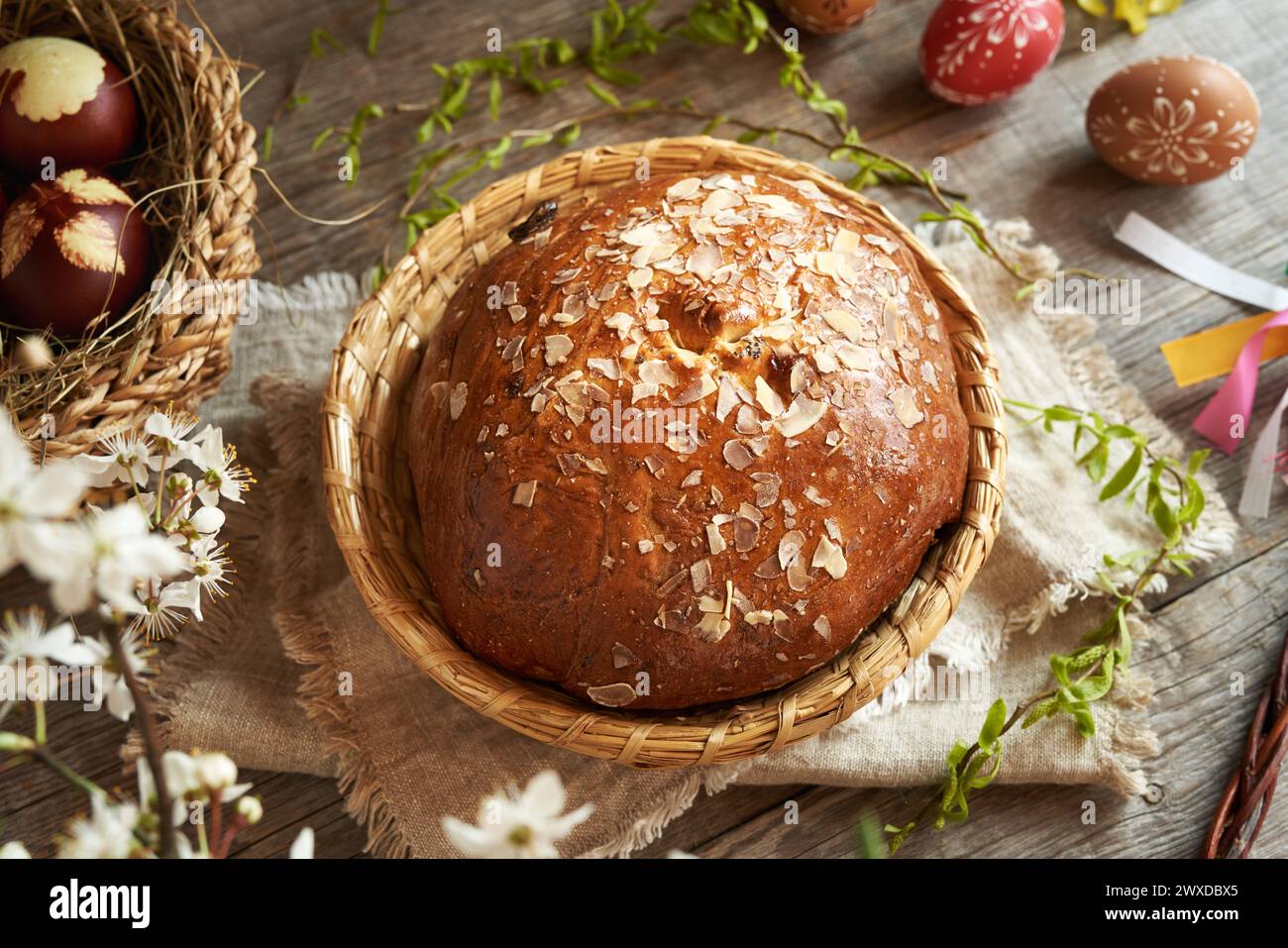 Pâtisserie traditionnelle tchèque douce de Pâques appelée mazanec, avec des œufs teints avec des peaux d'oignon et décorés avec de la cire Banque D'Images