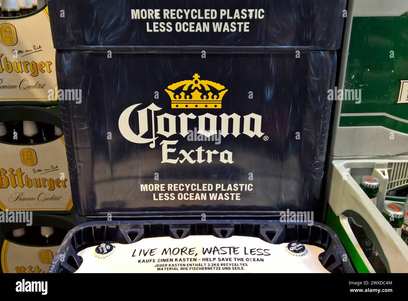 Corona Extra, Bier Brauerei aus Mexico. Corona Extra - spanisch für Krone, auch Coronita Cerveza - ist eine mexikanische Biermarke, die von der Grupo Modelo, mehrheitlich im Besitz der Anheuser-Busch InBev gebraut wird. In Mexiko ist Corona das meistverkaufte Bier. Auch international erlangt es zunehmend an Bedeutung und zählt heute in 180 Ländern zu den führenden importierten Premium-Biersorten. Neben Wasser, Hopfen, Hefe und Gerstenmalz enthält Corona-Bier mais, Reis, papain und Ascorbinsäure. Foto : Corona Extra im Bierkasten aus recyceltem Material, wie Fischernetze und Seile *** Corona ext Banque D'Images