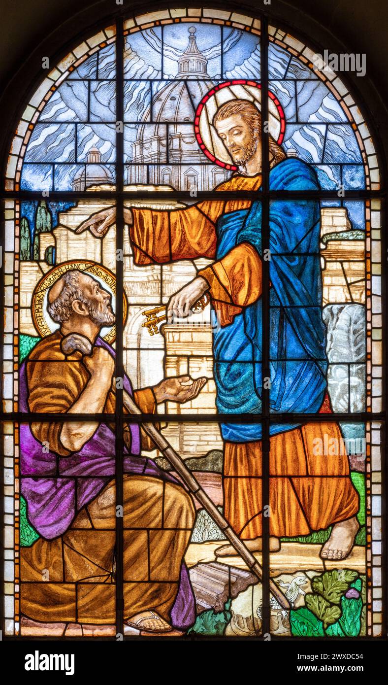 MILAN, ITALIE - 6 MARS 2024 : Jésus déposant les clés de Pierre dans le vitrail de l'église Chiesa del Redentore par artiste inconnu (1933). Banque D'Images MILAN, ITALIE - 6 MARS 2024 : Jésus déposant les clés de Pierre dans le vitrail de l'église Chiesa del Redentore par artiste inconnu (1933). Banque D'Images