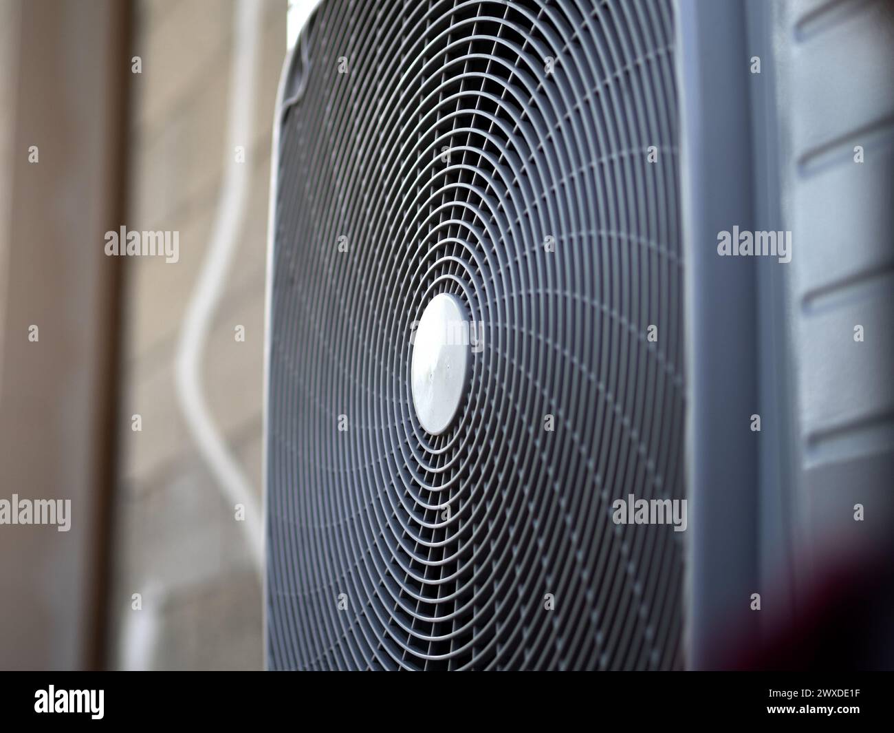 Focus sur une pompe à chaleur, maison en rénovation, mur de cendre, lentille courte vue 3/4. Banque D'Images