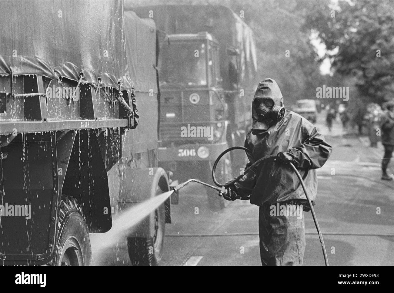 - Exercices de l'OTAN aux pays-Bas, des soldats de l'armée néerlandaise s'entraînent à la décontamination NBC (octobre 1983) - esercitazioni NATO in Olanda, soldati dell'esercito olandese si addestrano alla decontaminazione NBC (ottobre 1983) Banque D'Images