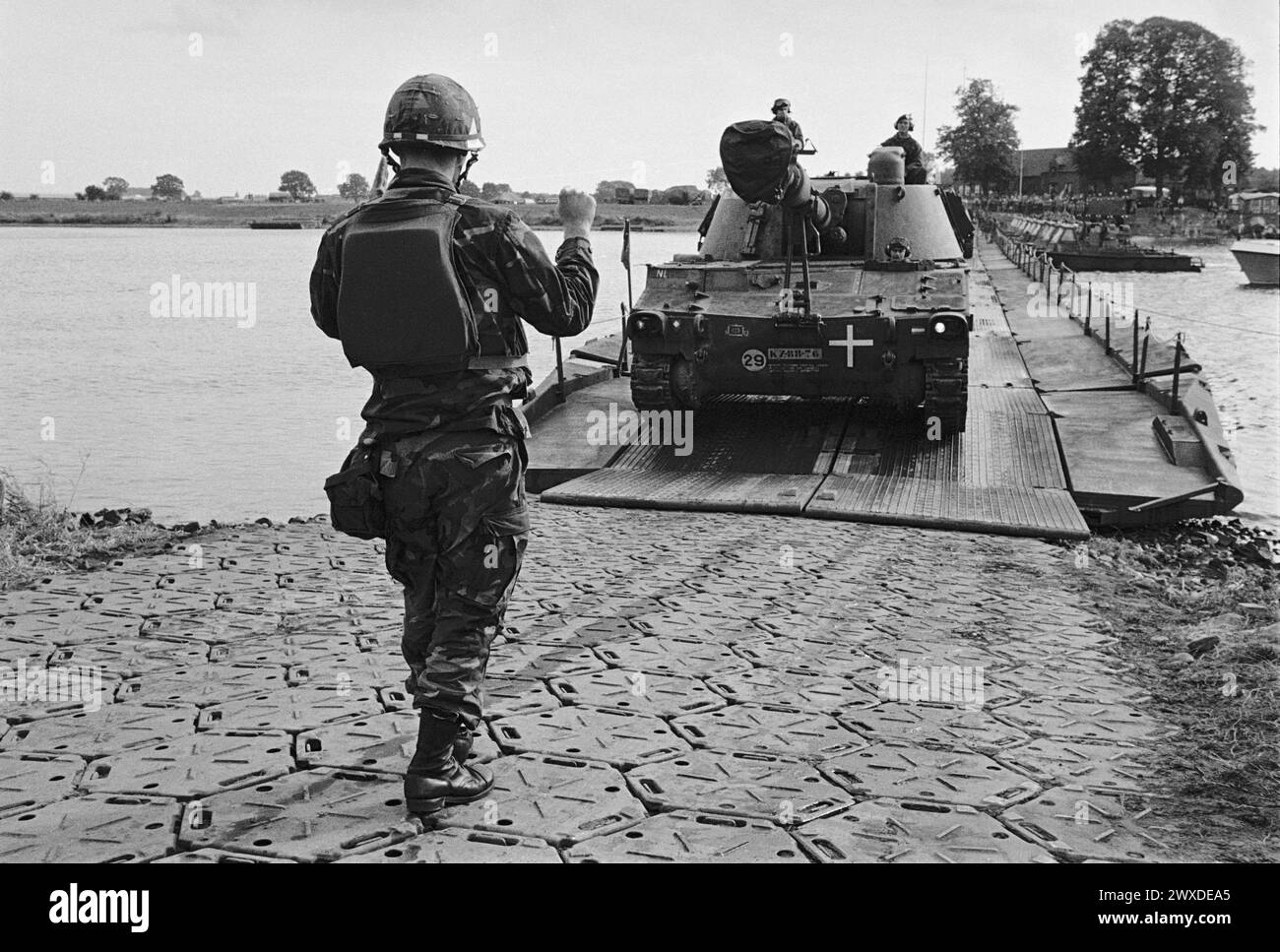 - Exercices de l'OTAN en Hollande, US Army M 109 canon automoteur traverser un pont ponton sur la Meuse (octobre 1983) - esercitazioni NATO in Olanda, Cannone semovente M 109 dell'US Army attraversa un ponte di barche sul fiume Mosa (ottobre 1983) Banque D'Images