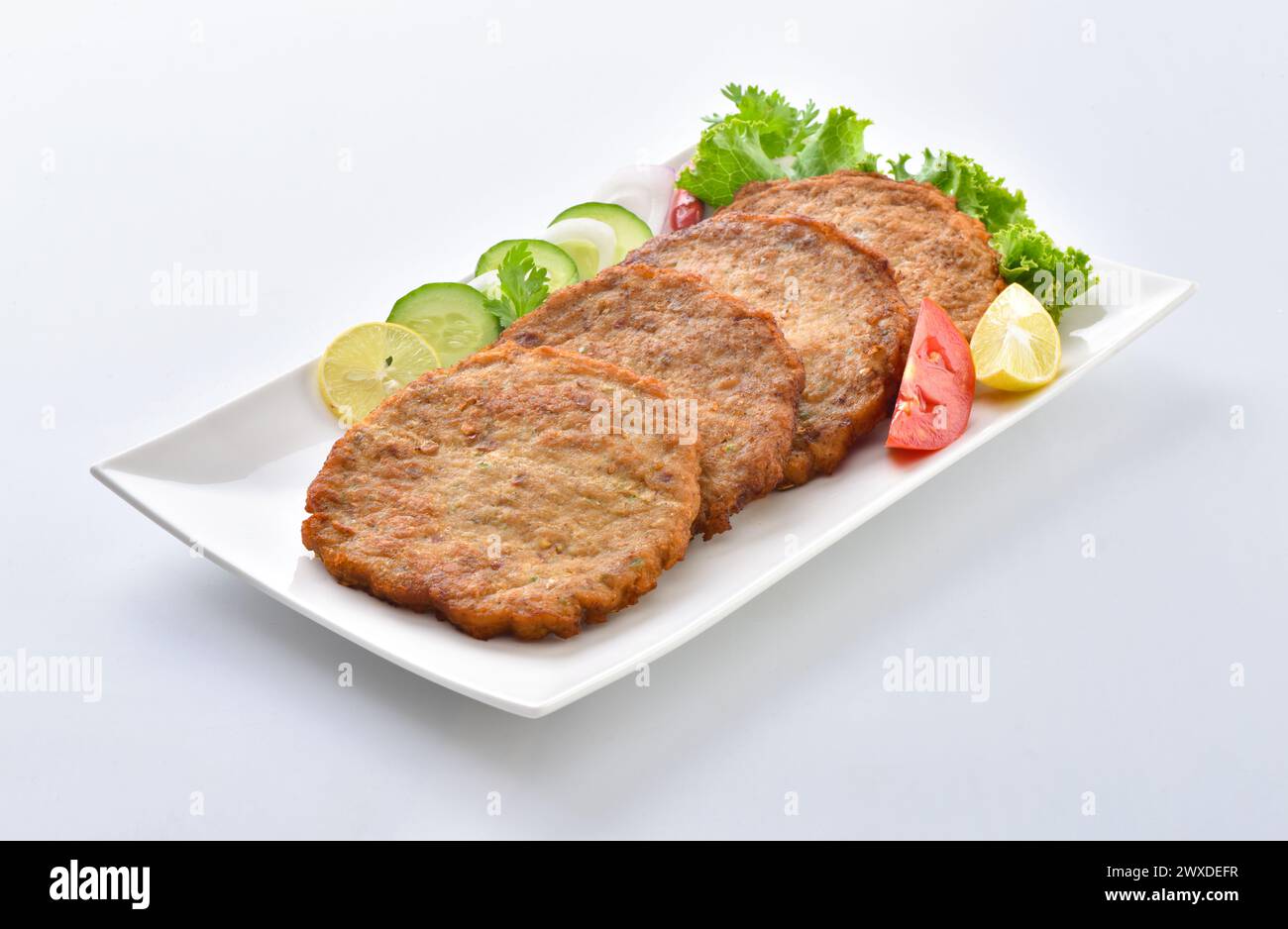 Chapli Kabab, Une nourriture délicieuse appartient à la région du Pakistan KPK. Il est très délicieux fait par bœuf ou poulet rencontre. Banque D'Images