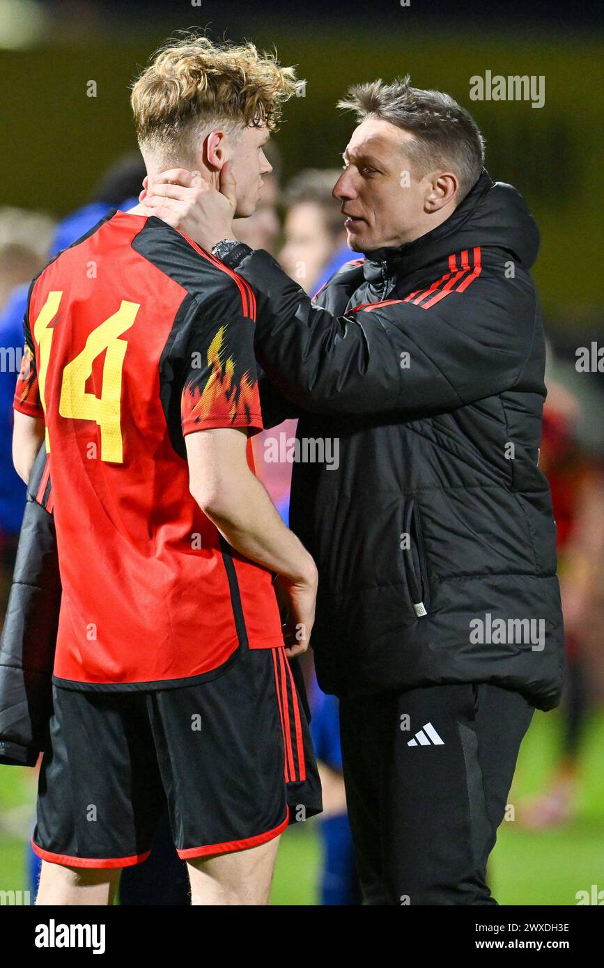 Arthur Piedfort (14 ans), de Belgique, et l'entraîneur-chef Wesley Sonck, de Belgique, en pourparlers après un match de football entre les équipes nationales de Belgique et des pays-Bas de moins de 19 ans le jour 3 dans le groupe 2 de la manche élite de l'UEFA des moins de 19 ans, jeudi 26 mars 2024 à Veendam , pays-Bas . PHOTO SPORTPIX | David Catry Banque D'Images