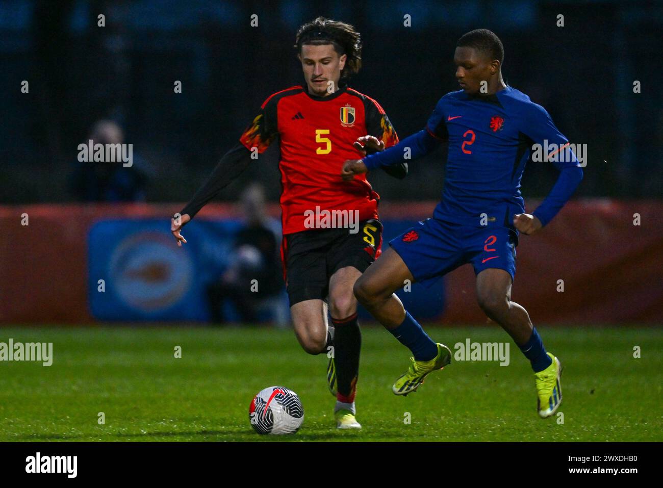 Veendam, pays-Bas. 26 mars 2024. Vincent Burlet (5 ans), de Belgique, et Givairo Read (2 ans), des pays-Bas, photographiés lors d'un match de football entre les équipes nationales de Belgique et des pays-Bas de moins de 19 ans le jour 3 dans le groupe 2 de la manche élite de l'UEFA des moins de 19 ans, jeudi 26 mars 2024 à Veendam, pays-Bas . Crédit : Sportpix/Alamy Live News Banque D'Images