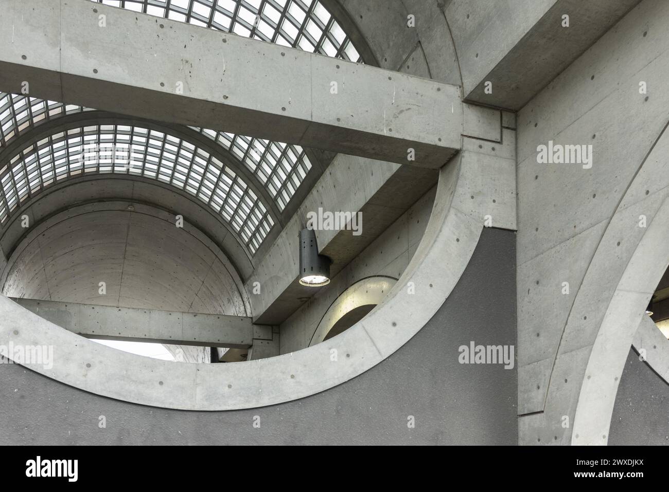 Gare d'Uji, branche de Keihan, Kyoto, conçue par Hiroyuki Wakabayashi dans un style concret moderniste brutaliste Banque D'Images