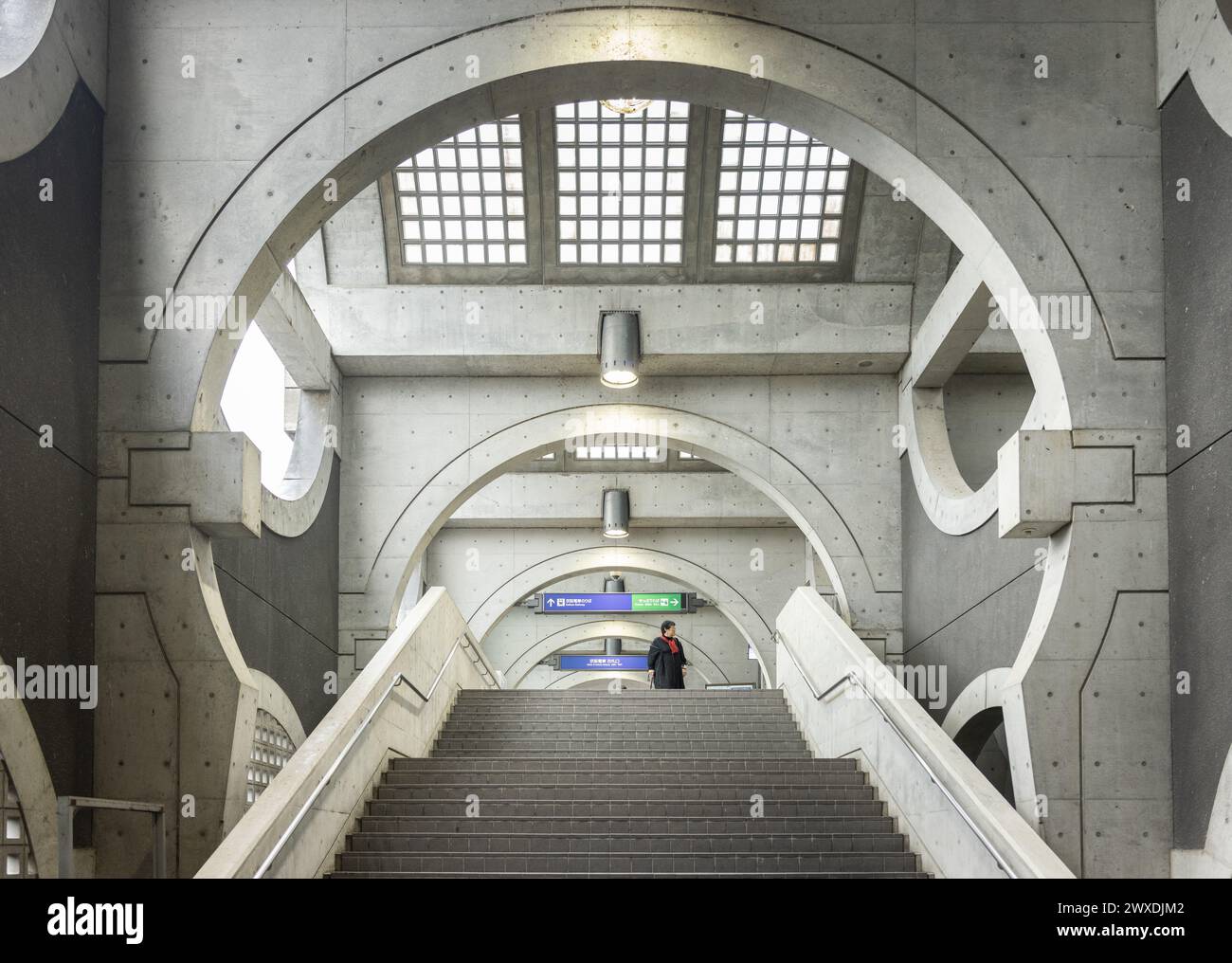 Gare d'Uji, branche de Keihan, Kyoto, conçue par Hiroyuki Wakabayashi dans un style concret moderniste brutaliste Banque D'Images