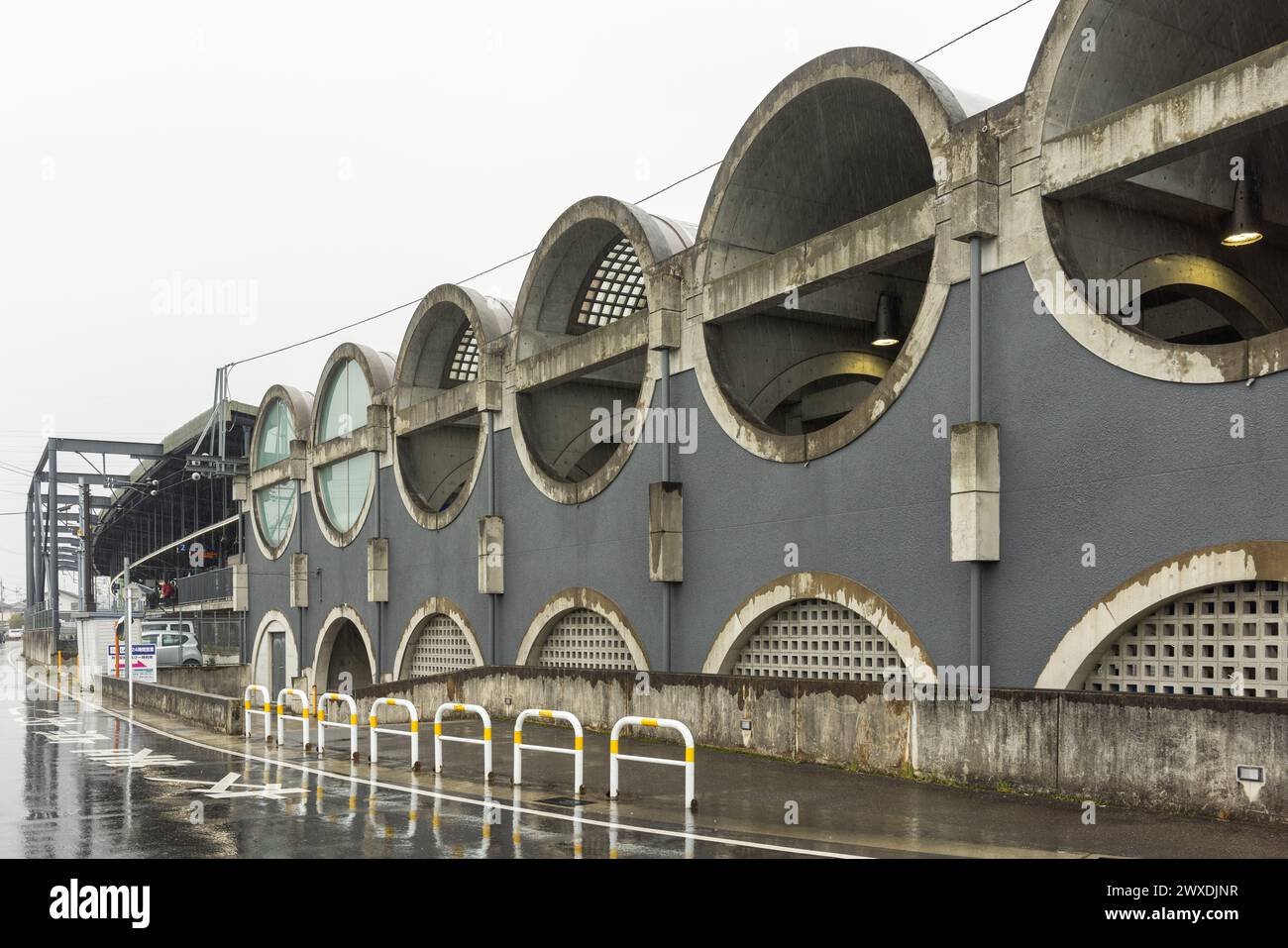 Gare d'Uji, branche de Keihan, Kyoto, conçue par Hiroyuki Wakabayashi dans un style concret moderniste brutaliste Banque D'Images